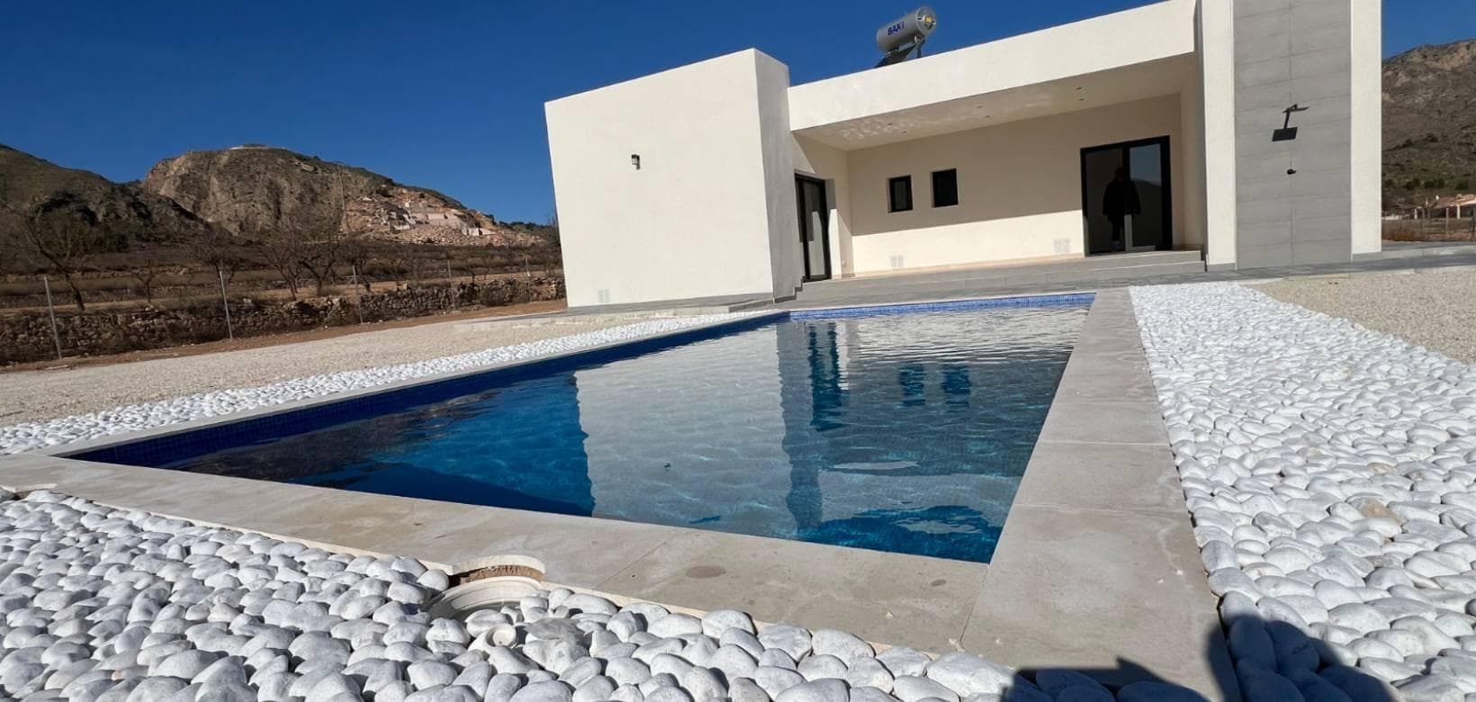 VILLA DE OBRA NUEVA EN HONDÓN DE LAS NIEVES

Villa de obra nueva en una gran parcela en el municipio Hondón de las Nieves.

Moderna villa de una sola planta construida sobre una enorme parcela de 10.000 m2, dispone de 3 dormitorios, 2 baños, aseo de invitados, cocina americana amueblada con amplio salón-comedor, grandes ventanales de suelo a techo con mucha luz natural, armarios empotrados.

Piscina privada. 
Garaje para 2 coches.

Situado en un entorno tranquilo y residencial, esta villa le permite disfrutar de la privacidad y la tranquilidad que desea, mientras que estar a poca distancia de los servicios, tiendas, supermercados, restaurantes. Es el equilibrio perfecto entre el aislamiento sereno y la comodidad de la vida moderna.
En esta urbanización de Hondón de las Nieves, cada día es una oportunidad para conectar con el mundo.

Hondón de las Nieves es un municipio de la Comunidad Valenciana, España.
Está situado al suroeste de la provincia de Alicante, en la comarca del Vinalopó Medio.

Las playas y el aeropuerto de Alicante están muy cerca, a sólo 30 minutos en coche.