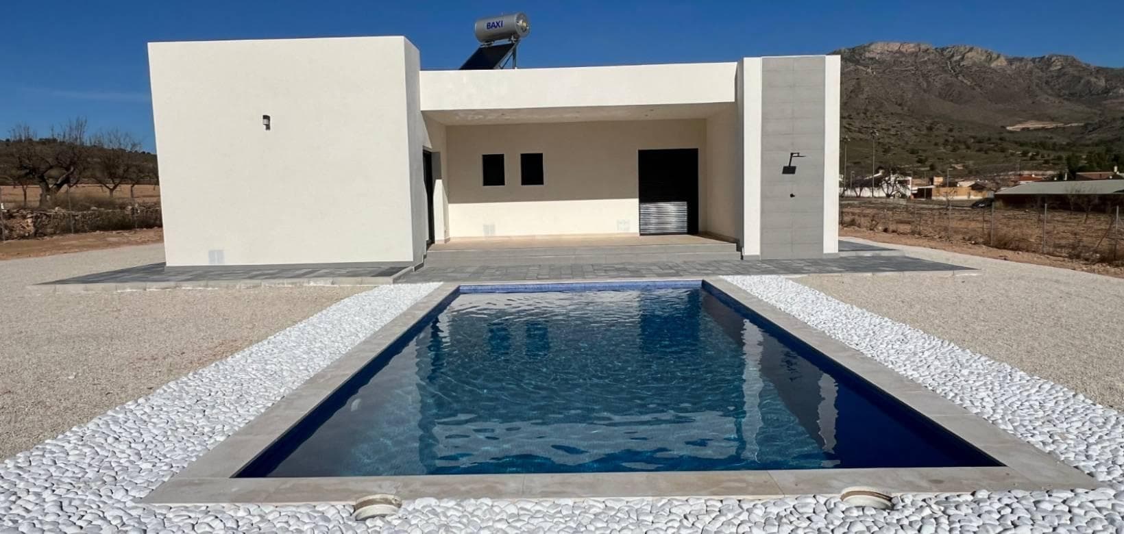 VILLA DE OBRA NUEVA EN HONDÓN DE LAS NIEVES

Villa de obra nueva en una gran parcela en el municipio Hondón de las Nieves.

Moderna villa de una sola planta construida sobre una enorme parcela de 10.000 m2, dispone de 3 dormitorios, 2 baños, aseo de invitados, cocina americana amueblada con amplio salón-comedor, grandes ventanales de suelo a techo con mucha luz natural, armarios empotrados.

Piscina privada. 
Garaje para 2 coches.

Situado en un entorno tranquilo y residencial, esta villa le permite disfrutar de la privacidad y la tranquilidad que desea, mientras que estar a poca distancia de los servicios, tiendas, supermercados, restaurantes. Es el equilibrio perfecto entre el aislamiento sereno y la comodidad de la vida moderna.
En esta urbanización de Hondón de las Nieves, cada día es una oportunidad para conectar con el mundo.

Hondón de las Nieves es un municipio de la Comunidad Valenciana, España.
Está situado al suroeste de la provincia de Alicante, en la comarca del Vinalopó Medio.

Las playas y el aeropuerto de Alicante están muy cerca, a sólo 30 minutos en coche.