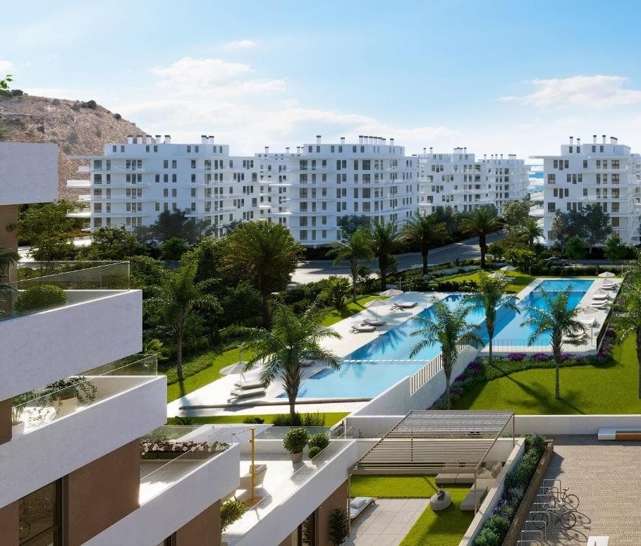 COMPLEJO RESIDENCIAL DE OBRA NUEVA EN VILLAYOJOSA

Complejo residencial de apartamentos de obra nueva en Villayojosa situado a tan solo 450 metros del mar.

Apartamentos modernos de 2 y 3 dormitorios, cocina americana con salón, amplias terrazas y una completa urbanización que incluye club social, gimnasio y piscina. 
Los apartamentos de la planta baja tienen jardín privado.

Cerca de su nuevo hogar encontrará centros comerciales, hospital y todo tipo de servicios a pocos minutos.

Complejo situado a tan sólo 2 km del centro de Villajoyosa y a 10 km de Benidorm. 
Tu nuevo hogar se encuentra en un rincón idílico, la Playa del Torres, un entorno natural. Una cala de aguas cristalinas y tranquilas, donde el azul turquesa es el principal protagonista.

Todas las viviendas disponen de plaza de aparcamiento privada.

Villajoyosa es una perla escondida en la Costa Blanca española. Este colorido pueblo pesquero está situado entre Benidorm y El Campello, a unos 30 minutos en coche del aeropuerto de Alicante.

En los últimos años, este idílico pueblo se ha convertido en un lugar muy solicitado por residentes de segundas residencias y turistas. Villajoyosa tiene mucho que ofrecer, desde la amplia playa de arena hasta las estrechas y coloridas calles del centro histórico.

Hoy en día, más de treinta mil personas viven en Villajoyosa y, sobre todo, las coloridas casas ofrecen toneladas de inspiración para los numerosos artistas.

Villajoyosa también es conocida por su delicioso museo de la fábrica de chocolate Valor.