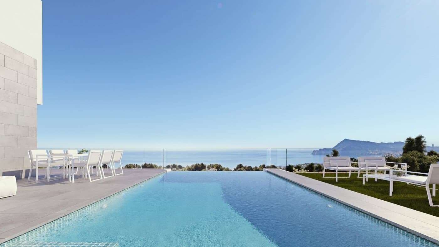 NYBYGG LUKSUSVILLA I ALTEA

 New Build Luxury Villa ligger i et av de mest attraktive områdene i Altea, og kombinerer banebrytende teknologi, komfortabelt interiør, energieffektivitet og materialer som forbedrer lys og plass.

 Eiendommen, med 360° utsikt over havet og Benidorms skyline, ligger i et privilegert område i Altea la Vella, en av de mest emblematiske enklavene på Costa Blanca nord.

 Arkitekturen, med sine moderne og funksjonelle linjer, er designet for å la rommene puste og åpne opp til den store terrassen og svømmebassenget.

 Lys, luft, hav og vegetasjon gjør det klart at stilen tilpasser seg landskapet og integreres med det.

 Det er bygget på tre nivåer, adkomst er via det høyeste nivået, som huser garasjen og hallen til huset, utstyrt med heis, slik at bevegelsen mellom nivåene er behagelig.

 Den midterste etasjen rommer tre soverom, alle med eget bad og tilgang til en terrasse for å nyte havet fra alle rom i huset.

 I hovedetasjen er det fjerde soverommet i denne villaen, også med direkte tilgang til terrassen og hele dagområdet, en stor åpen stue som er koblet til kjøkkenet, terrassen og svømmebassenget.

 Denne villaen er mye mer enn en praktfull eiendom ved Middelhavet, det er en effektiv villa utstyrt med oppvarming, klimaanlegg og varmtvannssystem fra Aerotermia, installasjon av solcellepaneler, ladepunkt for elbil og hjemmeautomatiseringssystem som alltid skal være koblet til ditt hjem.

 Uterommene, bygget på forskjellige nivåer, lar stein og innfødte planter spille sin dekorative rolle, samtidig som de integreres perfekt med omgivelsene.

 Altea er en av de mest sjarmerende landsbyene på Costa Blanca. Den har også den offisielle tittelen kulturhovedstad i Valencia.
 
 Altea har en privilegert beliggenhet med både sjø og strand, samt fjell og elv.

 Altea har mer enn 8 km kystlinje, vekslende klipper og små viker med strandstrekninger i flatt terreng.

 Alicante flyplass ligger 50 minutters kjøring unna og Valencias flyplass ligger 1,5 times kjøring unna.