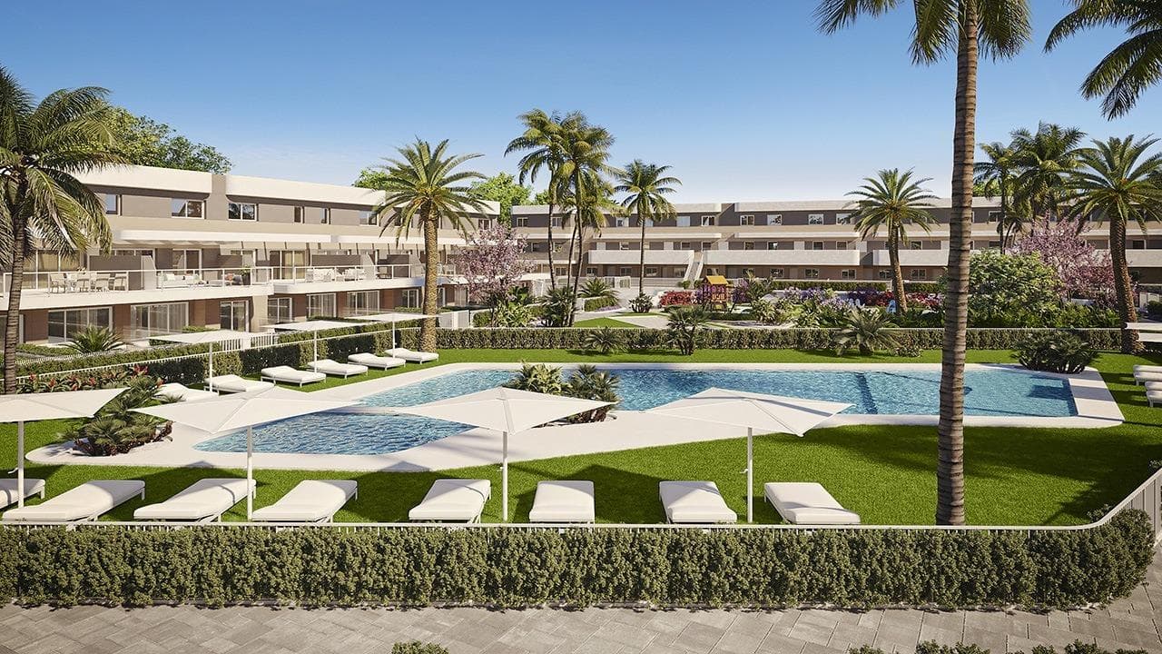 NYBYGD BOLIGKOMPLEKS I ALENDA GOLF, ALICANTE

Nybygget privat boligkompleks med vakre 2- og 3-roms leiligheter med store terrasser med utsikt over det fine fellesområdet, som kombinerer det rolige området ved Alenda golfbane med et mer livlig natteliv ved stranden som er lett tilgjengelig på bare 15 minutter. 

Alle leilighetene har fullt utstyrt kjøkken med keramisk komfyr, avtrekksvifte og stekeovn, varmtvann via aerotermisk oppvarming, glatt hvit maling på vegger og tak, PVC-dører og -vinduer med doble vinduer. De har også klimaanlegg/oppvarming og komplette garderober på alle soverommene.

Alle boligene har privat parkering, felles svømmebasseng for voksne og barn og et flerbruksrom. Første etasje har en privat hage, mens duplex-leilighetene har store terrasser.

Terrassene er perfekte for å spise hele dagen, og er enten omgitt av de spektakulære Sierra de las Aguilas-fjellene eller den fantastiske utsikten over golfbanen.

Inkluderer: Underjordisk parkering, Utvendig parkering, Bod, Felles svømmebasseng, Heis, Felles hage, Privat hage, Klimaanlegg, Oppvarming, Aerotermi, Solvarmepaneler, LED-spotlights, Doble vinduer, Forhåndsinstallasjon for elektrisk kjøretøy. Energisertifisering: A.

Den historiske landsbyen Monforte del Cid ligger også i nærheten, og tilbyr et utvalg av lokale fasiliteter.
I Alenda Golf-området har beboerne tilgang til et lite supermarked, restaurant og bar, klubbhus, treningssenter og paddle-tennisbaner. På grunn av den førsteklasses beliggenheten er det bare 15 minutter fra de gylne strendene i Alicante, Alicante lufthavn og byen Elche.

Takket være det herlige klimaet året rundt og de fantastiske fasilitetene er Costa Blanca et perfekt område ikke bare for å spille golf, men også for å investere i en golfeiendom. Det finnes over 15 golfbaner i nærheten, for eksempel El Patio Golf Club, som ligger bare 3 kilometer fra Alicante og er designet av Severiano Ballesteros, og Font del Llop Golf Club, i nærheten av Alenda.
Alenda Golf Club er en 18-hulls bane med en egen pitch &amp; putt-bane.
