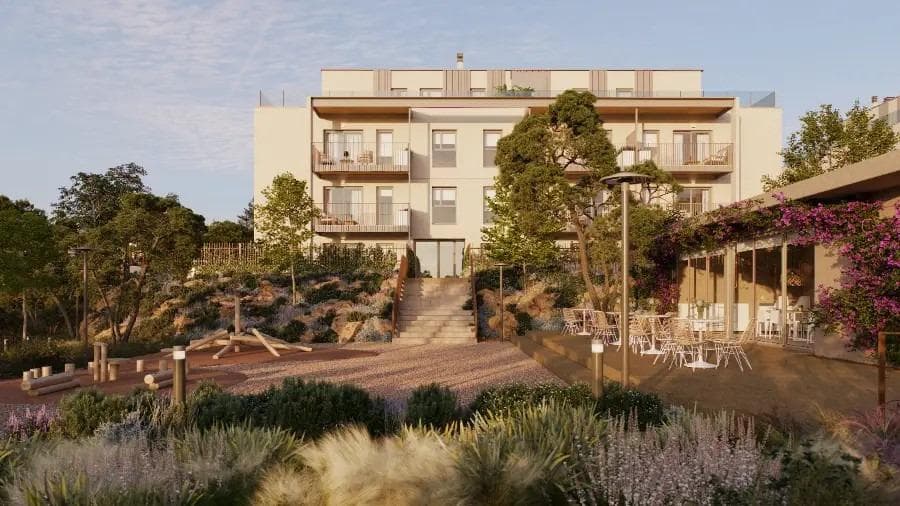 RESIDENCIAL DE OBRA NUEVA EN GODELLA, VALENCIA

La promoción de obra nueva con altas calidades es una constante y un objetivo siempre presente, por eso hemos pensado en todos los detalles de su nuevo hogar. 
En la urbanización interior de este complejo las zonas comunes estarán cuidadas al máximo. Los suelos de las zonas comunes exteriores estarán acabados con pavimentos acordes a las características del proyecto y los cerramientos de las parcelas privadas tendrán un diseño totalmente integrado con la estética de sus fachadas. 

La tecnología también estará presente en forma de iluminación LED, que a final de mes supondrá un importante ahorro energético que optimizará el uso de los recursos y el consumo. Para compartir momentos únicos con los que más quieres, la promoción contará con piscina de adultos y zona de chapoteo, solárium junto a la piscina, zonas ajardinadas, zona de juegos infantiles, zona de gimnasio al aire libre, club social totalmente equipado para que disfrutes al máximo. Además, tu promoción estará dotada de parking comunitario y trasteros.

Un lugar con historia Tu nueva promoción alberga los restos arqueológicos enterrados de un acueducto romano encontrados en la parcela. 

El pavimento de tu nueva vivienda te permitirá disfrutarla al máximo. Aquí dispondrá de un suelo laminado que imita a la madera, aportando una gran calidad interior a su vivienda. Incluso integrando este pavimento en la zona de la cocina, consiguiendo el máximo confort y continuidad de espacios. Las paredes estarán acabadas con pintura plástica lisa ecológica. Se instalará un falso techo continuo en la vivienda, acabado en pintura plástica.

Se entregará una amplia cocina amueblada con un moderno diseño de muebles altos y bajos de gran capacidad. Además, incluirá el siguiente equipamiento: ' Placa de inducción. Campana extractora. Horno eléctrico y microondas integrados en columna, siempre que la configuración de la cocina lo permita. Encimera cerámica o similar. Frente de encimera cerámico o similar. Fregadero con grifería monomando, 2 cubos de reciclaje integrados.

Puedes personalizar varios aspectos de tu nueva vivienda: ' Elija entre diferentes tipos de ambientes según sus gustos. 

Las paredes de los baños irán alicatadas con gres cerámico. El suelo será de gres porcelánico rectificado. Se colocará un espejo a juego para una armonía total. Plato de ducha con grifería termostática y mampara. Todos los baños dispondrán de plafones de LED.

La puerta de acceso a la vivienda será blindada, dotada de mirilla óptica. Armarios empotrados con puertas acabadas a juego con el resto de la carpintería. El interior se suministrará forrado con barra de colgar y balda de almacenaje. Dependiendo del tipo de vivienda, su nueva casa también dispondrá de un armario empotrado en el pasillo para mayor comodidad.

El porche que da al jardín tendrá una toma de agua y un sistema de desagüe. También incluirá iluminación y una toma de corriente. Las terrazas de los áticos estarán equipadas con una toma de agua y un sistema de desagüe. También contarán con iluminación y una toma de corriente. Las terrazas de los pisos intermedios dispondrán de iluminación. Para una máxima seguridad, estos espacios al aire libre estarán pavimentados con gres antideslizante de primera calidad y dispondrán de rodapié del mismo material en las zonas necesarias. Los jardines de la planta baja se entregarán con tierra vegetal.

Para que disfrutes del máximo confort en tu nuevo hogar, la vivienda estará dotada de una completa instalación de aire acondicionado frío-calor por conductos con rejillas de impulsión en salón y dormitorios. 

En este complejo dispondrá de garaje comunitario con puertas automáticas de entrada y salida, dispositivo de seguridad antiaplastamiento y mando a distancia. Si tiene un coche eléctrico, no tendrá que realizar ninguna obra incómoda en su garaje tras la entrega de llaves, ya que dispondrá de la infraestructura necesaria para instalar el sistema de recarga opcional para este tipo de vehículos. Los trasteros dispondrán de puerta metálica, en cumplimiento de la normativa exigida para su ubicación.

El sector donde se ubican las promociones está perfectamente comunicado, cerca de carreteras que conectan tu nuevo hogar con Valencia en pocos minutos, con rápido acceso a la autovía A-7 y muy próximo a la estación de metro/tranvía y autobuses urbanos.

A tan sólo 8 km del centro de Valencia y del aeropuerto, con paradas de tranvía y autobús, centros comerciales cercanos, varios colegios internacionales y el campus universitario de Burjassot a un paso, y al mismo tiempo, alejado del bullicio del centro de la ciudad, hacen de este enclave un lugar ideal para establecer tu residencia cerca de la ciudad de Valencia.