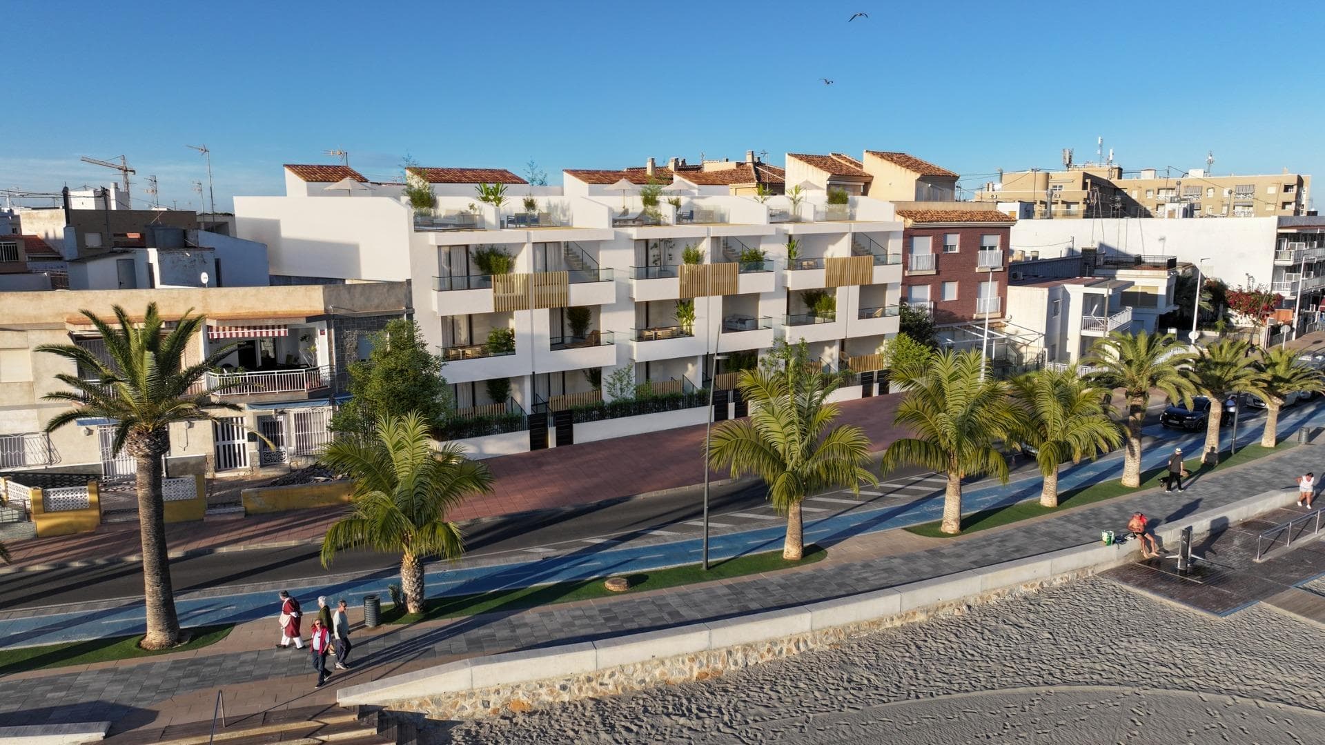 NYBYGDE BOLIGER I FØRSTE LINJE I SAN PEDRO DEL PINATAR

Lo Pagan ligger langs den fengslende Mar Menor, en by i Murcia som byr på en sømløs blanding av naturskjønnhet og kulturell rikdom, og som er et perfekt fristed for dem som søker en rolig oase. 
Lo Pagan er lett tilgjengelig, bare 57 minutters kjøring fra Alicante lufthavn, og inviterer deg til å slappe av, utforske og skape gode minner i denne idylliske spanske kystbyen. 

Unn deg det ypperste av raffinert livsstil i våre omhyggelig utformede nybygg med penthouse-leiligheter og leiligheter med 1, 2 og 3 soverom. De 21 leilighetene er elegant fordelt over tre etasjer, og har et upåklagelig design.
Boarealet i hver enhet er designet for å omfavne naturlig lys og skape lyse, romslige og moderne oppholdsrom som sømløst smelter sammen med de kystnære omgivelsene. Utforsk et utvalg av boliger, som er tilgjengelige i tre forskjellige modeller og størrelser.

Residential inviterer deg til å oppleve en livsstil med luksus uten sidestykke og en rekke utsøkte fasiliteter: 
Fordyp deg i det forfriskende vannet i det felles svømmebassenget.
Nyt bekvemmeligheten og sikkerheten ved underjordisk parkering.
Nyt fritiden på den felles takterrassen. 
Noen av leilighetene har private terrasser.

Seks toppleiligheter i 2. etasje har en unik funksjon - direkte tilgang til sitt private solarium gjennom terrassene.
Her er det også et oppbevaringsrom for ekstra bekvemmelighet. I tillegg har beboerne muligheten til å forbedre utendørsopplevelsen ved å legge til et sommerkjøkken til sitt private solarium.
Alle boligene er designet for å gi deg en følelse av å være på evig ferie, et fristed der ro og raffinement møtes.
Noen av boligene har utsikt mot sjøen, mens andre har utsikt fra siden.

San Pedro del Pinatars privilegerte beliggenhet ved Mar Menor og Middelhavskysten tiltrekker seg de som er interessert i seiling og vannsport, med marinaer og seilklubber, mens strendene og de naturlige gjørmebadene tiltrekker seg de som søker trygg sol, sjø og sand.

San Pedro del Pinatar har et etablert lokalsamfunn og tilbyr et utmerket utvalg av aktiviteter, inkludert overbygd svømmebasseng og idrettsanlegg, i tillegg til et helårsprogram med sosiale aktiviteter i det behagelige vinterværet. Fordelene med gjørmebadene, som er typiske for regionen, eller det rolige vannet i Mar Menor, har bidratt til veksten av Lo Pagán, som i dag har alle slags fasiliteter. I tillegg har det en utmerket beliggenhet, bare 5 minutter fra det kommersielle senteret Dos Mares.

Murcia/Corvera flyplass ligger 30 minutter unna, og Alicante flyplass ligger en times kjøretur unna.