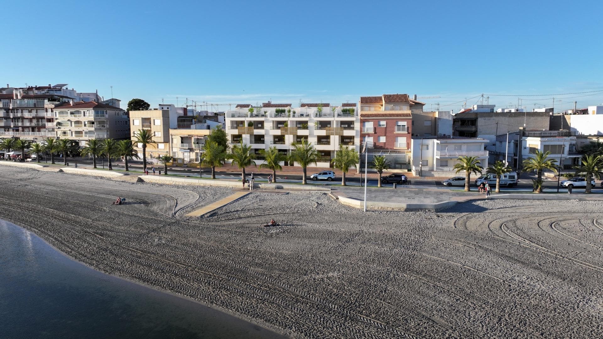 NYBYGDE BOLIGER I FØRSTE LINJE I SAN PEDRO DEL PINATAR

Lo Pagan ligger langs den fengslende Mar Menor, en by i Murcia som byr på en sømløs blanding av naturskjønnhet og kulturell rikdom, og som er et perfekt fristed for dem som søker en rolig oase. 
Lo Pagan er lett tilgjengelig, bare 57 minutters kjøring fra Alicante lufthavn, og inviterer deg til å slappe av, utforske og skape gode minner i denne idylliske spanske kystbyen. 

Unn deg det ypperste av raffinert livsstil i våre omhyggelig utformede nybygg med penthouse-leiligheter og leiligheter med 1, 2 og 3 soverom. De 21 leilighetene er elegant fordelt over tre etasjer, og har et upåklagelig design.
Boarealet i hver enhet er designet for å omfavne naturlig lys og skape lyse, romslige og moderne oppholdsrom som sømløst smelter sammen med de kystnære omgivelsene. Utforsk et utvalg av boliger, som er tilgjengelige i tre forskjellige modeller og størrelser.

Residential inviterer deg til å oppleve en livsstil med luksus uten sidestykke og en rekke utsøkte fasiliteter: 
Fordyp deg i det forfriskende vannet i det felles svømmebassenget.
Nyt bekvemmeligheten og sikkerheten ved underjordisk parkering.
Nyt fritiden på den felles takterrassen. 
Noen av leilighetene har private terrasser.

Seks toppleiligheter i 2. etasje har en unik funksjon - direkte tilgang til sitt private solarium gjennom terrassene.
Her er det også et oppbevaringsrom for ekstra bekvemmelighet. I tillegg har beboerne muligheten til å forbedre utendørsopplevelsen ved å legge til et sommerkjøkken til sitt private solarium.
Alle boligene er designet for å gi deg en følelse av å være på evig ferie, et fristed der ro og raffinement møtes.
Noen av boligene har utsikt mot sjøen, mens andre har utsikt fra siden.

San Pedro del Pinatars privilegerte beliggenhet ved Mar Menor og Middelhavskysten tiltrekker seg de som er interessert i seiling og vannsport, med marinaer og seilklubber, mens strendene og de naturlige gjørmebadene tiltrekker seg de som søker trygg sol, sjø og sand.

San Pedro del Pinatar har et etablert lokalsamfunn og tilbyr et utmerket utvalg av aktiviteter, inkludert overbygd svømmebasseng og idrettsanlegg, i tillegg til et helårsprogram med sosiale aktiviteter i det behagelige vinterværet. Fordelene med gjørmebadene, som er typiske for regionen, eller det rolige vannet i Mar Menor, har bidratt til veksten av Lo Pagán, som i dag har alle slags fasiliteter. I tillegg har det en utmerket beliggenhet, bare 5 minutter fra det kommersielle senteret Dos Mares.

Murcia/Corvera flyplass ligger 30 minutter unna, og Alicante flyplass ligger en times kjøretur unna.