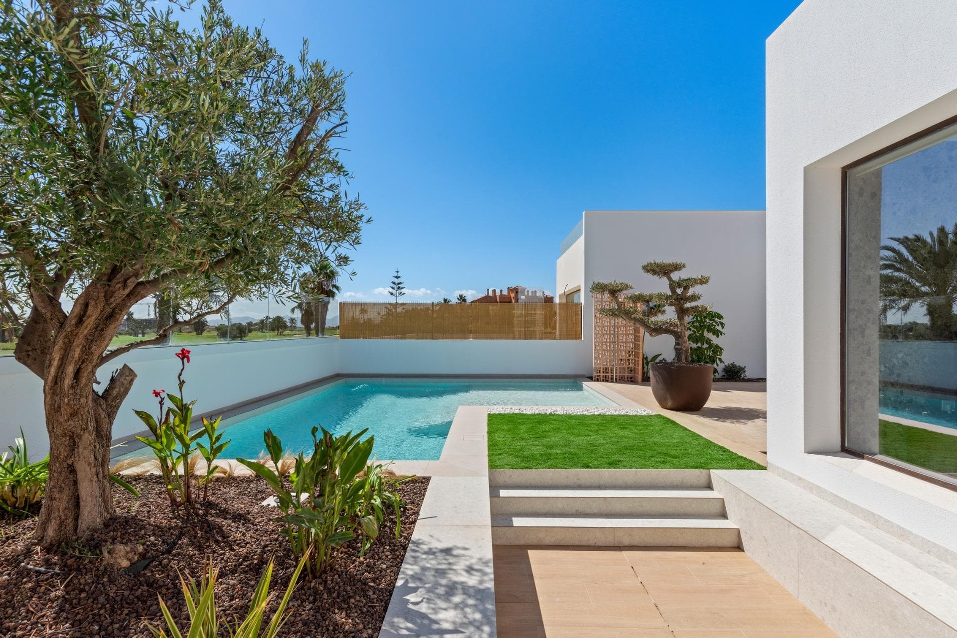 Nybygde villaer i frontlinjen La Serena Golf i Los Alcázares

Oppdag et nytt boligkompleks i Los Alcázares, Murcia, med 16 moderne leiligheter og toppleiligheter med 2 eller 3 soverom, i tillegg til 8 eksklusive villaer. Dette prosjektet er en perfekt blanding av moderne design, høy kvalitet og funksjonalitet. Den uslåelige beliggenheten byr på fantastisk utsikt over La Serena Golf og Mar Menor.

Luksuriøse villaer med moderne fasiliteter
Villaene har 3 romslige soverom, 2 bad, et åpent kjøkken integrert med stuen, garderober, en stor terrasse, et privat basseng og en parkeringsplass. Noen enheter har også en kjeller, og et solarium er tilgjengelig som et alternativ.

Førsteklasses beliggenhet ved La Serena golfbane
Boligområdet ligger i hjertet av den prestisjetunge golfbanen La Serena, som er kjent for sin unike kombinasjon av innsjøer og frodige grøntområder, og tilbyr en rolig livsstil. Golfbanens strategiske design har vannelementer på 16 av de 18 hullene, noe som gir en utfordrende, men hyggelig opplevelse for golfspillere. Banen ligger i gangavstand fra Los Alcázares sentrum, noe som gir den perfekte balansen mellom fred og tilgjengelighet til lokale tjenester.

Nærliggende severdigheter
  La Serena Golf: 0 km
  Mar Menor-stranden: 1 km
  Murcia lufthavn: 25 km
  Cartagena: 21 km
  Lokalt kjøpesenter: 4 km
  Alicante lufthavn: 55 km