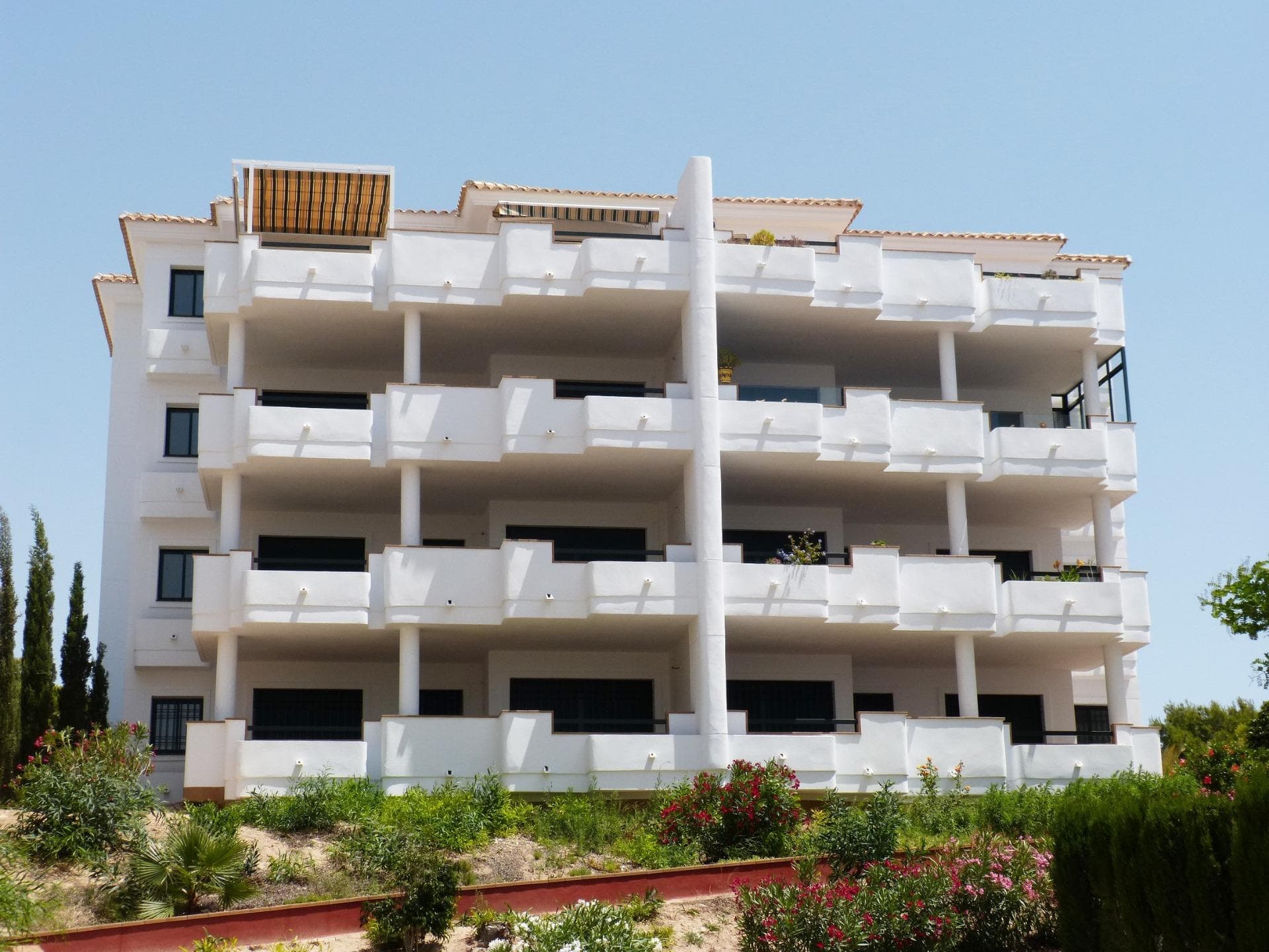 Nøkkelferdige leiligheter til salgs i Lomas de Campoamor, Orihuela CostaOppdag det eksklusive boligkomplekset Lomas de CampoamorDette nøkkelferdige boligkomplekset ligger i det ettertraktede området Lomas de Campoamor i Orihuela Costa, og tilbyr den perfekte blandingen av komfort, bekvemmelighet og stil. De siste leilighetene ble bygget i 2008, men har aldri vært bebodd, og er nå tilgjengelige for salg, noe som gir en unik mulighet til å eie en splitter ny eiendom med en førsteklasses beliggenhet.Romslige leiligheter med moderne funksjonerDisse innflytningsklare leilighetene har 2 soverom og 2 bad med store terrasser, perfekt for å nyte det solfylte middelhavsklimaet. Hver leilighet har et fullt møblert kjøkken med over- og underskap, et eget vaskerom og forhåndsinstallasjon for klimaanlegg. Ytterligere høydepunkter inkluderer:Doble vinduer i lakkert aluminium med rullegardiner.Forsterket hovedinngangsdør for økt sikkerhet.Benkeplater i marmor på badet.Gassinstallasjon for oppvarming, varmtvann og kjøkkenbehov.Forhåndsinstallasjon av radiatorvarme.Fellesfasiliteter for et avslappet livBoligkomplekset tilbyr utmerkede fellesfasiliteter, inkludert en vakkert anlagt hage og et stort felles svømmebasseng, ideelt for avslapning og sosialt samvær.Førsteklasses beliggenhet med nærhet til viktige attraksjonerDisse leilighetene ligger ved siden av den prestisjetunge Real Club de Golf Campoamor, og er perfekte for golfentusiaster. Det nærliggende La Fuente Commercial Centre ligger bare en kort spasertur unna, og gir enkel tilgang til restauranter, kafeer, butikker og viktige tjenester.Orihuela Costas strender med blått flagg: Bare en 10-minutters kjøretur (ca. 5 km) til fantastiske sandstrender.Golfbaner: Flere anerkjente golfbaner, deriblant Villamartín og Las Ramblas, ligger innenfor en radius på 5 km.Flyplasser: Alicante lufthavn og Murcias Corvera lufthavn ligger begge en 40-minutters kjøretur unna (ca. 55 km).Kjøpesentre: Det populære kjøpesenteret Zenia Boulevard ligger bare 8 km unna, og tilbyr de beste shopping- og matopplevelsene.Ideelt for et andre hjem eller permanent oppholdMed sin uslåelige beliggenhet, utmerkede fasiliteter og nærhet til strender, golf og store transportknutepunkter er disse leilighetene perfekte for et andre hjem eller en heltidsbolig.Ikke gå glipp av dette - kontakt oss i dagDette er en sjelden sjanse til å sikre deg en nøkkelferdig leilighet i Lomas de Campoamor. Kontakt oss nå for å avtale visning og ta det første skrittet mot å eie drømmeboligen din i Orihuela Costa!