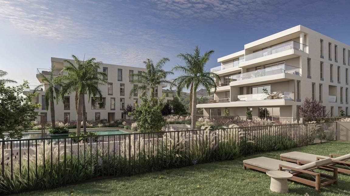 Viviendas exclusivas de obra nueva en Benicàssim: lujo y sostenibilidad junto al Mediterráneo

Viviendas Premium adaptadas a tu estilo de vida
Descubra un exclusivo proyecto de obra nueva en Benicàssim, que ofrece viviendas de 2, 3 y 4 dormitorios diseñadas para satisfacer sus necesidades. Elija entre residencias en planta baja con amplios jardines, apartamentos luminosos y ventilados en plantas intermedias o áticos premium con impresionantes vistas al mar Mediterráneo y al desierto de Las Palmas. Estas viviendas combinan el confort moderno con la excelencia arquitectónica, garantizando una amplia iluminación natural y ventilación cruzada para lograr un ambiente fresco y acogedor.

Servicios modernos para su comodidad
Esta comunidad residencial ofrece una amplia gama de servicios para mejorar su calidad de vida:
Un garaje subterráneo comunitario con acceso directo desde todos los edificios.
Amplios trasteros perfectos para el equipo deportivo o los artículos de temporada.
Una piscina con múltiples ambientes y exuberantes zonas ajardinadas.
Servicios de conserjería, zonas de calistenia, un gimnasio, un huerto urbano y un espacio comunitario compartido.
Personalice su nuevo hogar con personalizaciones opcionales, asegurándose de que cada detalle se ajuste a sus preferencias.

Vida sostenible con tecnología avanzada
Estas viviendas están equipadas con tecnologías de alta eficiencia para una vida sostenible:
Sistemas de agua caliente asistidos por energía solar.
Iluminación LED para reducir el consumo de energía.
Calefacción aerotérmica centralizada para agua caliente.
Otras características adicionales incluyen puertas delanteras reforzadas y un completo sistema de aire acondicionado para el confort durante todo el año.

Una ubicación privilegiada en Benicàssim
Situada en el barrio premium de Las Villas, también conocido como «La Biarritz del Mediterráneo», esta promoción ofrece una mezcla inigualable de tranquilidad y accesibilidad.

Playa: A sólo 700 metros para relajantes paseos junto al mar.
Transporte: A 2 km de la estación de tren de Benicàssim y cerca de las conexiones con la autopista AP-7.
Acceso a la ciudad: A 12 km de Castellón de la Plana y a 90 km de Valencia.
Ocio: A 6 km del Club de Golf Costa de Azahar y a 3 km del Puerto Deportivo de Benicàssim.
Compras y Servicios: A 5 km de los principales centros comerciales, colegios, centros sanitarios y complejos deportivos.

Vivir en armonía con la naturaleza y la modernidad
Benicàssim ofrece una mezcla perfecta de belleza natural y comodidades urbanas. Con sus espacios verdes, opciones recreativas y proximidad a los servicios esenciales, es el lugar ideal para aquellos que buscan un estilo de vida sereno pero conectado.

No pierda esta oportunidad de conseguir la casa de sus sueños en una ubicación mediterránea privilegiada. Póngase en contacto con nosotros hoy mismo para obtener más información o para concertar una visita.