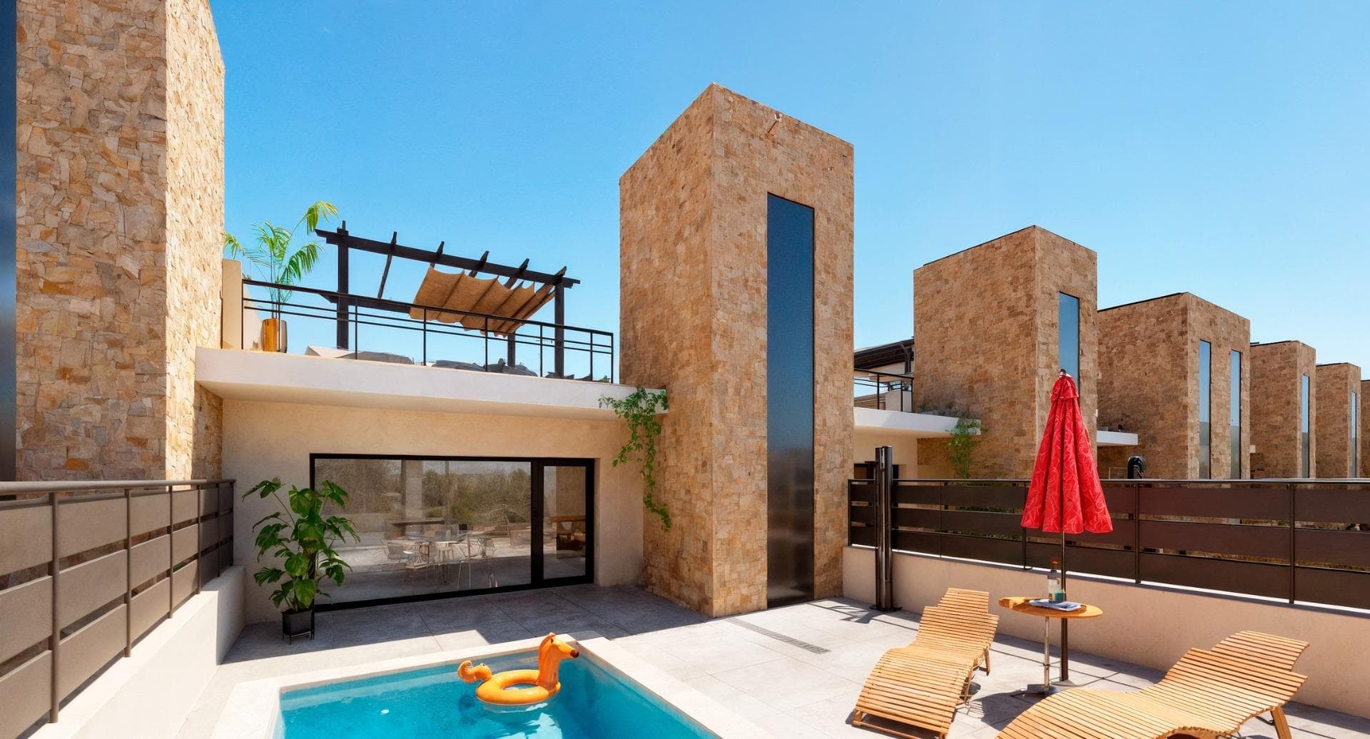 Nybygget boligområde med villaer og rekkehus i Fuente Álamo, Murcia.&#13;&#13;Denne beliggenheten tilbyr en eksepsjonell natur, langt fra storbyens støy og turistpresset ved kysten. I tillegg er vi forpliktet til å arbeide ut fra et bærekraftig utviklingsperspektiv, minimere vår miljøpåvirkning og maksimere integreringen med lokalsamfunnet. Her blir drømmene dine om en rolig og bærekraftig livsstil til virkelighet. Tenk deg å våkne hver morgen i en fantastisk natur, omgitt av rolige landskap og den unike skjønnheten i Murcias landsbygd.&#13;&#13;Dette prosjektet prioriterer energieffektivitet, bruk av miljøvennlige materialer og harmonisk integrering med det landlige miljøet. Fra design av eiendommen til planlegging av utviklingen for å redusere vårt karbonavtrykk og fremme ansvarlige praksiser i alle operasjoner.&#13;&#13;Komplett installasjon av klimaanlegg med kanaler, kjøling/varme.&#13;Videointercom-system.&#13;Fargelakkert sikkerhetsdør med lås og hærverkssikre beslag.&#13;Skap med bagasjerom, innvendig kledd, lakkert i hvitt.&#13;Kjøkkenmøbler med hvitevarer inkludert&#13;Varmt vann via aerotermisk system.&#13;Elektriske persienner.&#13;Pergolaer på solterrasser.&#13;Privat svømmebasseng på 2,5 x 4,5 m med nattbelysning under vann og saltvannskloreringssystem.&#13;Forhåndsinstallert for utekjøkken/jacuzzi på solterrasse&#13;&#13;Fuente Álamo de Murcia er en by og kommune i regionen Murcia i Sør-Spania. Den ligger 22 km nordvest for Cartagena og 35 km sørvest for Murcia.&#13;&#13;Byen ligger i Mar Menor-bassenget, omgitt av fjellene Algarrobo, Los Gómez, Los Victorias og Carrascoy. Vannet fra disse fjellene renner ned i Rambla de Fuente Álamo og deretter ut i Mar Menor.&#13;&#13;Fuente Álamo ligger 30 minutter fra flyplassen Murcia - Corvera. Nærmeste butikker ligger 6 km unna.&#13;