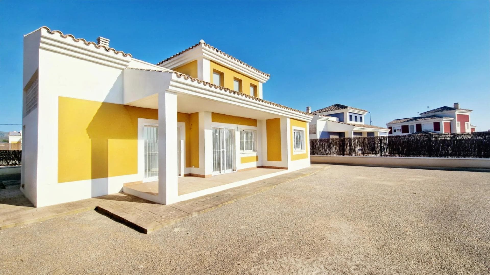 Nybygde villaer på romslige tomter på over 500 m² i Lorca

Nye villaer i middelhavsstil i et sikkert og rolig boligområde
Oppdag et eksklusivt prosjekt med uavhengige villaer på tomter på over 500 m², med strategisk beliggenhet sørøst i Spania. Disse boligene tilbyr den perfekte kombinasjonen av landlig ro, nærhet til kysten og utmerkede veiforbindelser til større byer og flyplasser.

Dette boligområdet ligger i privilegerte omgivelser på Costa Cálida, med solskinn året rundt, noe som gjør det til et ideelt sted for å nyte middelhavsstilen.

Romslige, lyse boliger med private hager
Disse villaene er designet for maksimal komfort og avslapning, og har åpne oppholdsrom med store vinduer som sømløst forbinder inne- og uterom. Den sjenerøse private hagen tilbyr de perfekte omgivelsene for utendørsaktiviteter, med mulighet for å legge til et svømmebasseng og tilpasse landskapsarkitekturen.

Velg mellom tre villamodeller, tilgjengelige i en eller to etasjer, med 3 eller 4 soverom og 2 eller 3 bad. Alle boligene har et privat solarium, slik at beboerne kan dra full nytte av de vakre omgivelsene.

Et sikkert og velutstyrt boligområde
Denne inngjerdede urbanisasjonen tilbyr en 24-timers sikkerhetstjeneste med kontrollert adgang, noe som sikrer trygghet for alle beboerne. Området er designet med tanke på et grønt liv, og omfatter blant annet

To store, anlagte parker for avslapning og familieaktiviteter.
Egne sports- og lekeområder for å fremme en aktiv livsstil.
Gater med trær og en 3,5 km lang sykkelsti som går langs omkretsen av urbanisasjonen.
En kommersiell sone ved inngangen, med restaurant, supermarked, bensinstasjon og andre viktige tjenester.

Høy kvalitet for maksimal komfort
Hver villa er bygget med materialer av topp kvalitet og moderne installasjoner, inkludert:
Forhåndsinstallasjon for luftkondisjonering med kanaler
Forhåndsinstallasjon for naturgass
Sikkerhetsinngangsdør
Climalit-vinduer med doble glass
Fullt inngjerdet område med 24-timers overvåking

Førsteklasses beliggenhet - nær kysten og byens fasiliteter
Disse villaene ligger i et nyutviklet område i Lorca kommune, og tilbyr et naturlig og fredelig miljø samtidig som det er lett tilgang til viktige steder:

Lorca sentrum - 10 km
Águilas strender - 20 km
Murcia-Corvera lufthavn - 70 km
Alicante lufthavn - 130 km
Kjøpesentre og restauranter - 10 km

Finn ditt ideelle hjem på Costa Cálida
Med 50 boliger som allerede er ferdigstilt og totalt 320 planlagte, er dette din mulighet til å sikre deg en ny villa i middelhavsstil i et blomstrende nytt samfunn. Enten det er som permanent bolig, fritidsbolig eller investering, tilbyr disse eiendommene utmerket verdi med en førsteklasses beliggenhet.

Kontakt oss i dag for å få mer informasjon og avtale et besøk!