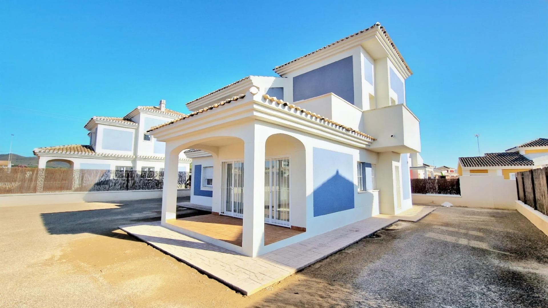Nybygde villaer på romslige tomter på over 500 m² i Lorca

Nye villaer i middelhavsstil i et sikkert og rolig boligområde
Oppdag et eksklusivt prosjekt med uavhengige villaer på tomter på over 500 m², med strategisk beliggenhet sørøst i Spania. Disse boligene tilbyr den perfekte kombinasjonen av landlig ro, nærhet til kysten og utmerkede veiforbindelser til større byer og flyplasser.

Dette boligområdet ligger i privilegerte omgivelser på Costa Cálida, med solskinn året rundt, noe som gjør det til et ideelt sted for å nyte middelhavsstilen.

Romslige, lyse boliger med private hager
Disse villaene er designet for maksimal komfort og avslapning, og har åpne oppholdsrom med store vinduer som sømløst forbinder inne- og uterom. Den sjenerøse private hagen tilbyr de perfekte omgivelsene for utendørsaktiviteter, med mulighet for å legge til et svømmebasseng og tilpasse landskapsarkitekturen.

Velg mellom tre villamodeller, tilgjengelige i en eller to etasjer, med 3 eller 4 soverom og 2 eller 3 bad. Alle boligene har et privat solarium, slik at beboerne kan dra full nytte av de vakre omgivelsene.

Et sikkert og velutstyrt boligområde
Denne inngjerdede urbanisasjonen tilbyr en 24-timers sikkerhetstjeneste med kontrollert adgang, noe som sikrer trygghet for alle beboerne. Området er designet med tanke på et grønt liv, og omfatter blant annet

To store, anlagte parker for avslapning og familieaktiviteter.
Egne sports- og lekeområder for å fremme en aktiv livsstil.
Gater med trær og en 3,5 km lang sykkelsti som går langs omkretsen av urbanisasjonen.
En kommersiell sone ved inngangen, med restaurant, supermarked, bensinstasjon og andre viktige tjenester.

Høy kvalitet for maksimal komfort
Hver villa er bygget med materialer av topp kvalitet og moderne installasjoner, inkludert:
Forhåndsinstallasjon for luftkondisjonering med kanaler
Forhåndsinstallasjon for naturgass
Sikkerhetsinngangsdør
Climalit-vinduer med doble glass
Fullt inngjerdet område med 24-timers overvåking

Førsteklasses beliggenhet - nær kysten og byens fasiliteter
Disse villaene ligger i et nyutviklet område i Lorca kommune, og tilbyr et naturlig og fredelig miljø samtidig som det er lett tilgang til viktige steder:

Lorca sentrum - 10 km
Águilas strender - 20 km
Murcia-Corvera lufthavn - 70 km
Alicante lufthavn - 130 km
Kjøpesentre og restauranter - 10 km

Finn ditt ideelle hjem på Costa Cálida
Med 50 boliger som allerede er ferdigstilt og totalt 320 planlagte, er dette din mulighet til å sikre deg en ny villa i middelhavsstil i et blomstrende nytt samfunn. Enten det er som permanent bolig, fritidsbolig eller investering, tilbyr disse eiendommene utmerket verdi med en førsteklasses beliggenhet.

Kontakt oss i dag for å få mer informasjon og avtale et besøk!