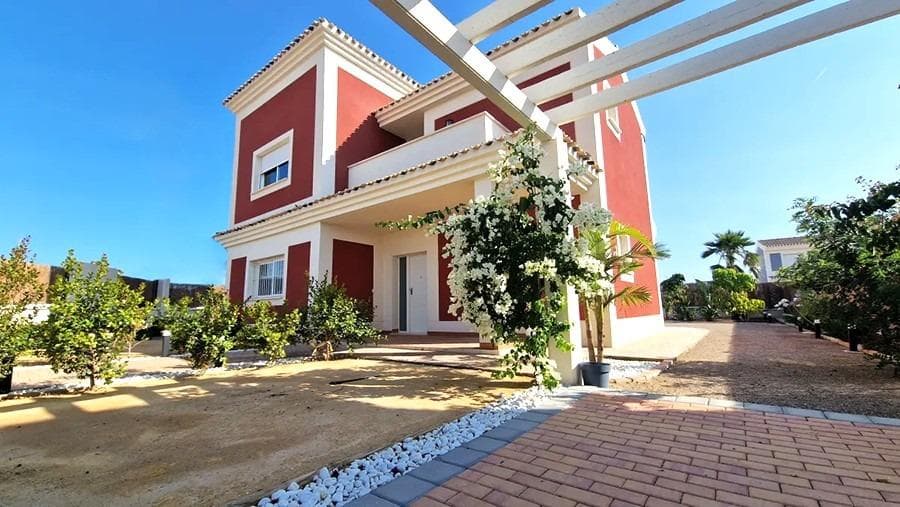 Nybygde villaer på romslige tomter på over 500 m² i Lorca

Nye villaer i middelhavsstil i et sikkert og rolig boligområde
Oppdag et eksklusivt prosjekt med uavhengige villaer på tomter på over 500 m², med strategisk beliggenhet sørøst i Spania. Disse boligene tilbyr den perfekte kombinasjonen av landlig ro, nærhet til kysten og utmerkede veiforbindelser til større byer og flyplasser.

Dette boligområdet ligger i privilegerte omgivelser på Costa Cálida, med solskinn året rundt, noe som gjør det til et ideelt sted for å nyte middelhavsstilen.

Romslige, lyse boliger med private hager
Disse villaene er designet for maksimal komfort og avslapning, og har åpne oppholdsrom med store vinduer som sømløst forbinder inne- og uterom. Den sjenerøse private hagen tilbyr de perfekte omgivelsene for utendørsaktiviteter, med mulighet for å legge til et svømmebasseng og tilpasse landskapsarkitekturen.

Velg mellom tre villamodeller, tilgjengelige i en eller to etasjer, med 3 eller 4 soverom og 2 eller 3 bad. Alle boligene har et privat solarium, slik at beboerne kan dra full nytte av de vakre omgivelsene.

Et sikkert og velutstyrt boligområde
Denne inngjerdede urbanisasjonen tilbyr en 24-timers sikkerhetstjeneste med kontrollert adgang, noe som sikrer trygghet for alle beboerne. Området er designet med tanke på et grønt liv, og omfatter blant annet

To store, anlagte parker for avslapning og familieaktiviteter.
Egne sports- og lekeområder for å fremme en aktiv livsstil.
Gater med trær og en 3,5 km lang sykkelsti som går langs omkretsen av urbanisasjonen.
En kommersiell sone ved inngangen, med restaurant, supermarked, bensinstasjon og andre viktige tjenester.

Høy kvalitet for maksimal komfort
Hver villa er bygget med materialer av topp kvalitet og moderne installasjoner, inkludert:
Forhåndsinstallasjon for luftkondisjonering med kanaler
Forhåndsinstallasjon for naturgass
Sikkerhetsinngangsdør
Climalit-vinduer med doble glass
Fullt inngjerdet område med 24-timers overvåking

Førsteklasses beliggenhet - nær kysten og byens fasiliteter
Disse villaene ligger i et nyutviklet område i Lorca kommune, og tilbyr et naturlig og fredelig miljø samtidig som det er lett tilgang til viktige steder:

Lorca sentrum - 10 km
Águilas strender - 20 km
Murcia-Corvera lufthavn - 70 km
Alicante lufthavn - 130 km
Kjøpesentre og restauranter - 10 km

Finn ditt ideelle hjem på Costa Cálida
Med 50 boliger som allerede er ferdigstilt og totalt 320 planlagte, er dette din mulighet til å sikre deg en ny villa i middelhavsstil i et blomstrende nytt samfunn. Enten det er som permanent bolig, fritidsbolig eller investering, tilbyr disse eiendommene utmerket verdi med en førsteklasses beliggenhet.

Kontakt oss i dag for å få mer informasjon og avtale et besøk!