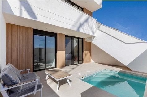Nybygde bungalower med privat basseng i Santiago de la Ribera

Moderne boliger bare 800 meter fra stranden
Oppdag dette eksklusive nybygget med åtte moderne leiligheter i Santiago de la Ribera, bare 800 meter fra havet. Disse boligene er designet med en moderne estetikk og høy kvalitet, og tilbyr romslige interiører, private uteområder og førsteklasses fasiliteter.

Eiendomsalternativer - første etasje eller toppleilighet
Velg den boligen som passer best til din livsstil:
Bungalower i første etasje: Nyt en privat hage, parkeringsplass og privat svømmebasseng.
Toppleiligheter i toppetasjen: Har egen parkeringsplass, privat terrasse og et stort solarium med privat basseng, perfekt for avslapning eller underholdning.
Alle boligene er tilgjengelige med 2 eller 3 soverom og 2 bad, noe som gir fleksibilitet for ulike behov.

Høy kvalitet for komfort og stil
Hvert hjem er utstyrt med førsteklasses materialer og energieffektive systemer, inkludert
Forsterket sikkerhetsinngangsdør
Aluminiumsvinduer med termosperre for bedre isolasjon
Bosch kjøkkenapparater
Aerotermisk system for effektivt varmtvannsforbruk
Dusjvegger i glass på alle bad
Kanalisert klimaanlegg fullt installert

Førsteklasses beliggenhet i Santiago de la Ribera
Dette boligkomplekset ligger i den sjarmerende kystbyen Santiago de la Ribera, og tilbyr den perfekte blandingen av ro og bekvemmelighet. Området var opprinnelig en tradisjonell fiskerlandsby, men har forvandlet seg til et ettertraktet reisemål på Costa Cálida, kjent for sin middelhavsstil, gylne sandstrender og utmerkede fasiliteter.

Byen kan skilte med 4 km med strender langs Mar Menor, med rolig, varmt vann som er ideelt for bading og vannsport. En vakker strandpromenade med palmer strekker seg langs kysten og er perfekt for spaserturer, sykling og restaurantbesøk.

Utmerkede forbindelser og attraksjoner i nærheten
Strand (Playa de Santiago de la Ribera) - 800 m
Murcia-Corvera lufthavn - 30 km
Alicante lufthavn - 95 km
Golfbaner (Roda Golf, La Serena Golf, Lo Romero Golf) - 10-15 km
Dos Mares kjøpesenter - 3 km
Marina og nautisk klubb - 1,5 km

Drømmehuset ditt ved sjøen venter
Enten du er på utkikk etter et feriested, en investeringsmulighet eller en permanent bolig, tilbyr disse bungalowene moderne komfort med en uslåelig beliggenhet ved kysten.

Kontakt oss i dag for mer informasjon og for å avtale et besøk!