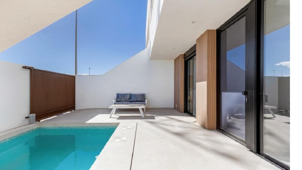 Bungalows de Obra Nueva con Piscina Privada en Santiago de la Ribera

Viviendas modernas a sólo 800 m de la playa
Descubra esta exclusiva promoción de ocho apartamentos contemporáneos en Santiago de la Ribera, a sólo 800 metros del mar. Diseñadas con una estética moderna y acabados de alta calidad, estas viviendas ofrecen amplios interiores, zonas exteriores privadas y servicios de primer nivel.

Opciones de propiedad - Planta baja o ático
Elija la vivienda que mejor se adapte a su estilo de vida:
Bungalows en planta baja: Disfrute de jardín privado, plaza de aparcamiento y piscina privada.
Áticos en planta alta: Cuentan con una plaza de aparcamiento exclusiva, terraza privada y un amplio solarium con piscina privada, perfecto para relajarse o entretenerse.
Todas las viviendas están disponibles con 2 ó 3 dormitorios y 2 baños, lo que proporciona flexibilidad para diferentes necesidades.

Acabados de alta calidad para mayor comodidad y estilo
Cada vivienda está equipada con materiales de primera calidad y sistemas energéticamente eficientes, entre los que se incluyen:
Puerta de entrada de seguridad reforzada
Ventanas de aluminio con rotura de puente térmico para un mejor aislamiento
Electrodomésticos de cocina Bosch
Sistema aerotérmico para la eficiencia del agua caliente
Mamparas de ducha de cristal en todos los baños
Sistema de aire acondicionado por conductos totalmente instalado

Ubicación privilegiada en Santiago de la Ribera
Situada en la encantadora localidad costera de Santiago de la Ribera, esta promoción ofrece la combinación perfecta de tranquilidad y comodidad. Originalmente un pueblo pesquero tradicional, la zona se ha transformado en un destino codiciado en la Costa Cálida, conocida por su estilo de vida mediterráneo, playas de arena dorada, y excelentes servicios.

La ciudad cuenta con 4 km de playas a lo largo del Mar Menor, con aguas tranquilas y cálidas ideales para nadar y practicar deportes acuáticos. Un hermoso paseo marítimo bordeado de palmeras se extiende a lo largo de la costa, proporcionando el escenario perfecto para pasear, montar en bicicleta y disfrutar de restaurantes junto al mar.

Excelente conectividad y atracciones cercanas
Playa (Playa de Santiago de la Ribera) - 800 m
Aeropuerto de Murcia-Corvera - 30 km
Aeropuerto de Alicante - 95 km
Campos de Golf (Roda Golf, La Serena Golf, Lo Romero Golf) - 10-15 km
Centro Comercial Dos Mares - 3 km
Puerto Deportivo y Club Náutico - 1,5 km

Le espera la casa de sus sueños junto al mar
Tanto si busca un retiro vacacional, una oportunidad de inversión o una residencia permanente, estos bungalows ofrecen un confort moderno en una ubicación costera inmejorable.

Póngase en contacto con nosotros hoy mismo para obtener más información y concertar una visita.