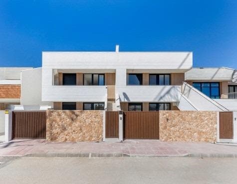 Nybygde bungalower med privat basseng i Santiago de la Ribera

Moderne boliger bare 800 meter fra stranden
Oppdag dette eksklusive nybygget med åtte moderne leiligheter i Santiago de la Ribera, bare 800 meter fra havet. Disse boligene er designet med en moderne estetikk og høy kvalitet, og tilbyr romslige interiører, private uteområder og førsteklasses fasiliteter.

Eiendomsalternativer - første etasje eller toppleilighet
Velg den boligen som passer best til din livsstil:
Bungalower i første etasje: Nyt en privat hage, parkeringsplass og privat svømmebasseng.
Toppleiligheter i toppetasjen: Har egen parkeringsplass, privat terrasse og et stort solarium med privat basseng, perfekt for avslapning eller underholdning.
Alle boligene er tilgjengelige med 2 eller 3 soverom og 2 bad, noe som gir fleksibilitet for ulike behov.

Høy kvalitet for komfort og stil
Hvert hjem er utstyrt med førsteklasses materialer og energieffektive systemer, inkludert
Forsterket sikkerhetsinngangsdør
Aluminiumsvinduer med termosperre for bedre isolasjon
Bosch kjøkkenapparater
Aerotermisk system for effektivt varmtvannsforbruk
Dusjvegger i glass på alle bad
Kanalisert klimaanlegg fullt installert

Førsteklasses beliggenhet i Santiago de la Ribera
Dette boligkomplekset ligger i den sjarmerende kystbyen Santiago de la Ribera, og tilbyr den perfekte blandingen av ro og bekvemmelighet. Området var opprinnelig en tradisjonell fiskerlandsby, men har forvandlet seg til et ettertraktet reisemål på Costa Cálida, kjent for sin middelhavsstil, gylne sandstrender og utmerkede fasiliteter.

Byen kan skilte med 4 km med strender langs Mar Menor, med rolig, varmt vann som er ideelt for bading og vannsport. En vakker strandpromenade med palmer strekker seg langs kysten og er perfekt for spaserturer, sykling og restaurantbesøk.

Utmerkede forbindelser og attraksjoner i nærheten
Strand (Playa de Santiago de la Ribera) - 800 m
Murcia-Corvera lufthavn - 30 km
Alicante lufthavn - 95 km
Golfbaner (Roda Golf, La Serena Golf, Lo Romero Golf) - 10-15 km
Dos Mares kjøpesenter - 3 km
Marina og nautisk klubb - 1,5 km

Drømmehuset ditt ved sjøen venter
Enten du er på utkikk etter et feriested, en investeringsmulighet eller en permanent bolig, tilbyr disse bungalowene moderne komfort med en uslåelig beliggenhet ved kysten.

Kontakt oss i dag for mer informasjon og for å avtale et besøk!