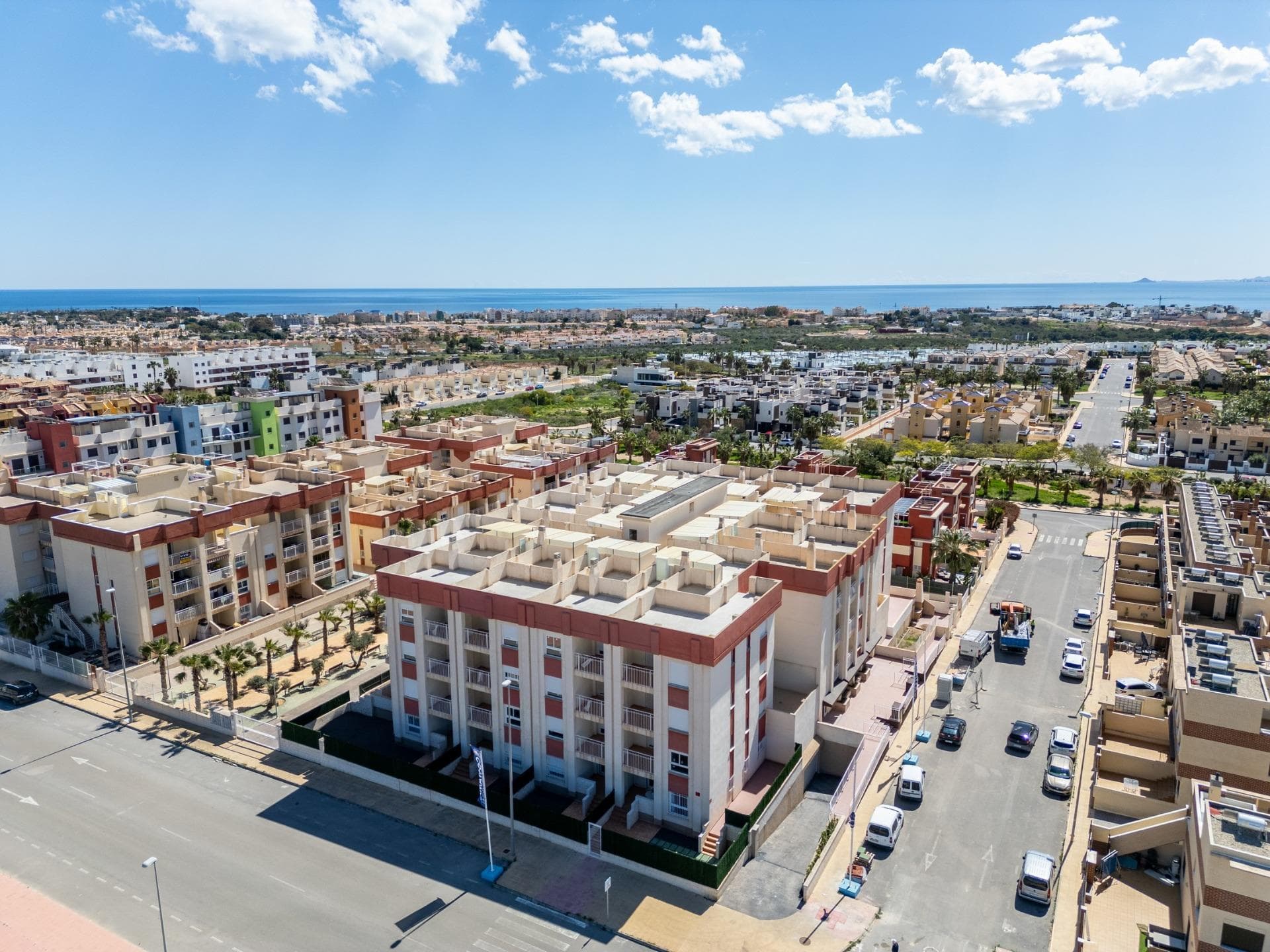Renovert boligkompleks i Lomas de Cabo Roig - Renoverte leiligheter&#13;&#13;Leiligheter med førsteklasses beliggenhet&#13;Oppdag denne eksklusive muligheten til å eie en renovert leilighet i Lomas de Cabo Roig, et ettertraktet område i Orihuela Costa. Dette boligkomplekset, som opprinnelig ble bygget i 2008, gjennomgår en renovering av noen enheter og vil bli levert i juni 2025. Et visningshus er tilgjengelig for visning, slik at du kan se kvalitetsfinishen med egne øyne.&#13;&#13;Eiendomsalternativer som passer alle behov&#13;Dette prosjektet tilbyr 27 renoverte leiligheter med ulike planløsninger:&#13;&#13;Leiligheter med 1 og 2 soverom, ideelle som ferieboliger eller investeringsobjekter.&#13;Leiligheter i første etasje med private hager, perfekt for utendørs opphold.&#13;Leiligheter i mellometasjen med romslige terrasser, ideelle for å nyte middelhavsklimaet.&#13;Toppleiligheter med private solarier, med åpen utsikt og maksimal privatliv.&#13;Alle leilighetene leveres med dusjvegger på badene og fullt utstyrt kjøkken med hvitevarer, slik at kjøperne får en nøkkelferdig løsning.&#13;&#13;Eksklusive fellesfasiliteter&#13;Boligkomplekset er designet for komfort og avslapning, med blant annet&#13;Et felles svømmebasseng omgitt av et vakkert hageanlegg.&#13;Heis for enkel tilgang til alle etasjer.&#13;Underjordiske parkeringsplasser er tilgjengelig mot en ekstra kostnad.&#13;&#13;En uslåelig beliggenhet i Orihuela Costa&#13;Lomas de Cabo Roig er et prestisjefylt boligområde som ligger bare 2 km fra kystlinjen i Cabo Roig, hjem til noen av de vakreste strendene i Orihuela Costa. Området har gode veiforbindelser og tilbyr et bredt utvalg av tjenester, inkludert butikker, restauranter, supermarkeder og kjøpesentre.&#13;&#13;Avstander til viktige severdigheter:&#13;&#13;Strendene i Cabo Roig og Campoamor - 5 minutters kjøring.&#13;Kjøpesenteret Zenia Boulevard - 5 km.&#13;Villamartín golfbane - 4 km.&#13;Alicante lufthavn - 30 minutter med bil.&#13;Murcia-Corvera lufthavn - 1 time med bil.&#13;&#13;En smart investering på Costa Blanca&#13;Med sin utmerkede beliggenhet, totalrenoverte leiligheter og førsteklasses fasiliteter er dette prosjektet en ideell mulighet for investering, ferieopphold eller permanent opphold. Ikke gå glipp av denne unike sjansen til å eie et hjem i et av de mest ettertraktede områdene på Costa Blanca til en uslåelig pris.&#13;&#13;Kontakt oss i dag for mer informasjon eller for å avtale et besøk!&#13;
