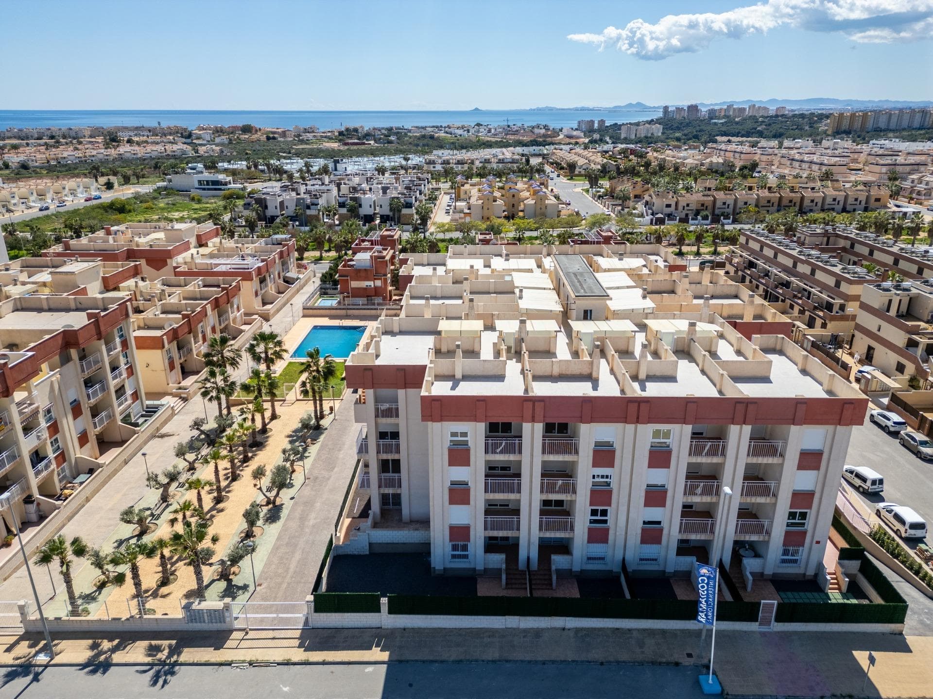 Renovert boligkompleks i Lomas de Cabo Roig - Renoverte leiligheter&#13;&#13;Leiligheter med førsteklasses beliggenhet&#13;Oppdag denne eksklusive muligheten til å eie en renovert leilighet i Lomas de Cabo Roig, et ettertraktet område i Orihuela Costa. Dette boligkomplekset, som opprinnelig ble bygget i 2008, gjennomgår en renovering av noen enheter og vil bli levert i juni 2025. Et visningshus er tilgjengelig for visning, slik at du kan se kvalitetsfinishen med egne øyne.&#13;&#13;Eiendomsalternativer som passer alle behov&#13;Dette prosjektet tilbyr 27 renoverte leiligheter med ulike planløsninger:&#13;&#13;Leiligheter med 1 og 2 soverom, ideelle som ferieboliger eller investeringsobjekter.&#13;Leiligheter i første etasje med private hager, perfekt for utendørs opphold.&#13;Leiligheter i mellometasjen med romslige terrasser, ideelle for å nyte middelhavsklimaet.&#13;Toppleiligheter med private solarier, med åpen utsikt og maksimal privatliv.&#13;Alle leilighetene leveres med dusjvegger på badene og fullt utstyrt kjøkken med hvitevarer, slik at kjøperne får en nøkkelferdig løsning.&#13;&#13;Eksklusive fellesfasiliteter&#13;Boligkomplekset er designet for komfort og avslapning, med blant annet&#13;Et felles svømmebasseng omgitt av et vakkert hageanlegg.&#13;Heis for enkel tilgang til alle etasjer.&#13;Underjordiske parkeringsplasser er tilgjengelig mot en ekstra kostnad.&#13;&#13;En uslåelig beliggenhet i Orihuela Costa&#13;Lomas de Cabo Roig er et prestisjefylt boligområde som ligger bare 2 km fra kystlinjen i Cabo Roig, hjem til noen av de vakreste strendene i Orihuela Costa. Området har gode veiforbindelser og tilbyr et bredt utvalg av tjenester, inkludert butikker, restauranter, supermarkeder og kjøpesentre.&#13;&#13;Avstander til viktige severdigheter:&#13;&#13;Strendene i Cabo Roig og Campoamor - 5 minutters kjøring.&#13;Kjøpesenteret Zenia Boulevard - 5 km.&#13;Villamartín golfbane - 4 km.&#13;Alicante lufthavn - 30 minutter med bil.&#13;Murcia-Corvera lufthavn - 1 time med bil.&#13;&#13;En smart investering på Costa Blanca&#13;Med sin utmerkede beliggenhet, totalrenoverte leiligheter og førsteklasses fasiliteter er dette prosjektet en ideell mulighet for investering, ferieopphold eller permanent opphold. Ikke gå glipp av denne unike sjansen til å eie et hjem i et av de mest ettertraktede områdene på Costa Blanca til en uslåelig pris.&#13;&#13;Kontakt oss i dag for mer informasjon eller for å avtale et besøk!&#13;