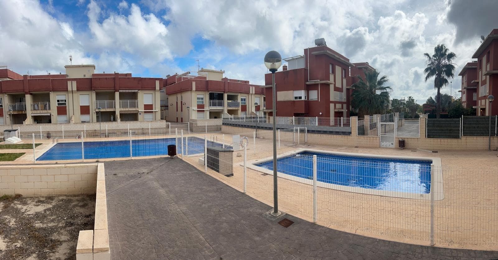 Renovert boligkompleks i Lomas de Cabo Roig - Renoverte leiligheter&#13;&#13;Leiligheter med førsteklasses beliggenhet&#13;Oppdag denne eksklusive muligheten til å eie en renovert leilighet i Lomas de Cabo Roig, et ettertraktet område i Orihuela Costa. Dette boligkomplekset, som opprinnelig ble bygget i 2008, gjennomgår en renovering av noen enheter og vil bli levert i juni 2025. Et visningshus er tilgjengelig for visning, slik at du kan se kvalitetsfinishen med egne øyne.&#13;&#13;Eiendomsalternativer som passer alle behov&#13;Dette prosjektet tilbyr 27 renoverte leiligheter med ulike planløsninger:&#13;&#13;Leiligheter med 1 og 2 soverom, ideelle som ferieboliger eller investeringsobjekter.&#13;Leiligheter i første etasje med private hager, perfekt for utendørs opphold.&#13;Leiligheter i mellometasjen med romslige terrasser, ideelle for å nyte middelhavsklimaet.&#13;Toppleiligheter med private solarier, med åpen utsikt og maksimal privatliv.&#13;Alle leilighetene leveres med dusjvegger på badene og fullt utstyrt kjøkken med hvitevarer, slik at kjøperne får en nøkkelferdig løsning.&#13;&#13;Eksklusive fellesfasiliteter&#13;Boligkomplekset er designet for komfort og avslapning, med blant annet&#13;Et felles svømmebasseng omgitt av et vakkert hageanlegg.&#13;Heis for enkel tilgang til alle etasjer.&#13;Underjordiske parkeringsplasser er tilgjengelig mot en ekstra kostnad.&#13;&#13;En uslåelig beliggenhet i Orihuela Costa&#13;Lomas de Cabo Roig er et prestisjefylt boligområde som ligger bare 2 km fra kystlinjen i Cabo Roig, hjem til noen av de vakreste strendene i Orihuela Costa. Området har gode veiforbindelser og tilbyr et bredt utvalg av tjenester, inkludert butikker, restauranter, supermarkeder og kjøpesentre.&#13;&#13;Avstander til viktige severdigheter:&#13;&#13;Strendene i Cabo Roig og Campoamor - 5 minutters kjøring.&#13;Kjøpesenteret Zenia Boulevard - 5 km.&#13;Villamartín golfbane - 4 km.&#13;Alicante lufthavn - 30 minutter med bil.&#13;Murcia-Corvera lufthavn - 1 time med bil.&#13;&#13;En smart investering på Costa Blanca&#13;Med sin utmerkede beliggenhet, totalrenoverte leiligheter og førsteklasses fasiliteter er dette prosjektet en ideell mulighet for investering, ferieopphold eller permanent opphold. Ikke gå glipp av denne unike sjansen til å eie et hjem i et av de mest ettertraktede områdene på Costa Blanca til en uslåelig pris.&#13;&#13;Kontakt oss i dag for mer informasjon eller for å avtale et besøk!&#13;