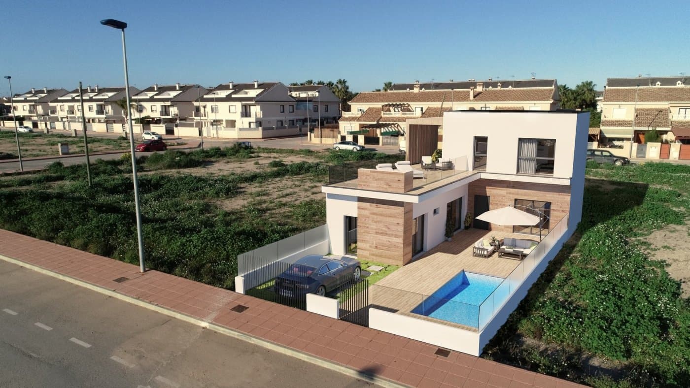 NYBYGGDE REKKEHUS I SAN JAVIER

 Nybygget luksuskompleks med 24 villaer på ett plan eller i 2 etasjer med privat basseng, terrasseområde og solarium med sommerkjøkken som lar deg nyte alle soltimer, hver dag hele året.

 Hver villa har 2 eller 3 soverom og 2 utstyrte bad på ett plan eller 3 soverom og 3 utstyrte bad på to plan.

 Designet med en moderne stil og åpen planløsning, som består av et fullt utstyrt kjøkken og stue/spisestue.

 Utbyggingen ligger i San Javier (Murcia), nær stranden, omgitt av tjenester, parker, idrettsanlegg og flere golfbaner.

 Eiendommen vil oppfylle de høyeste standarder og vil være utstyrt med:
 Privat svømmebasseng med dusj.
 Kjøkken fullt møblert og utstyrt med stekeovn, mikrobølgeovn, kjøleskap, integrert oppvaskmaskin, platetopp og avtrekksvifte.
 Belysning: inne i eiendommen (spisestue, kjøkken, korridorer og bad) samt utearealer.
 Fôrede garderober med skuffer.
 Fullt utstyrt bad med toalett, servantskap, speil og dusj med skjermpaneler.
 Pre-installasjon for kanalklimaanlegg.
 Solarium med sommerkjøkken.
 Parkeringsplass på tomten.

 San Javier ligger nær alle fasiliteter med lett tilgang til stranden, vannsport, butikker og transportnettverket.

 Her kan du nyte alle fasilitetene som San Javier har å tilby, som de lokale butikkene, barene og restaurantene, i tillegg til å være i nærheten av kjøpesentre, flyplassen i Murcia og alle de vakre stedene som finnes langs Mar Menor.

 Corvera/Murcia flyplass ligger 30 minutter unna og Alicante flyplass ligger 45 minutter unna.