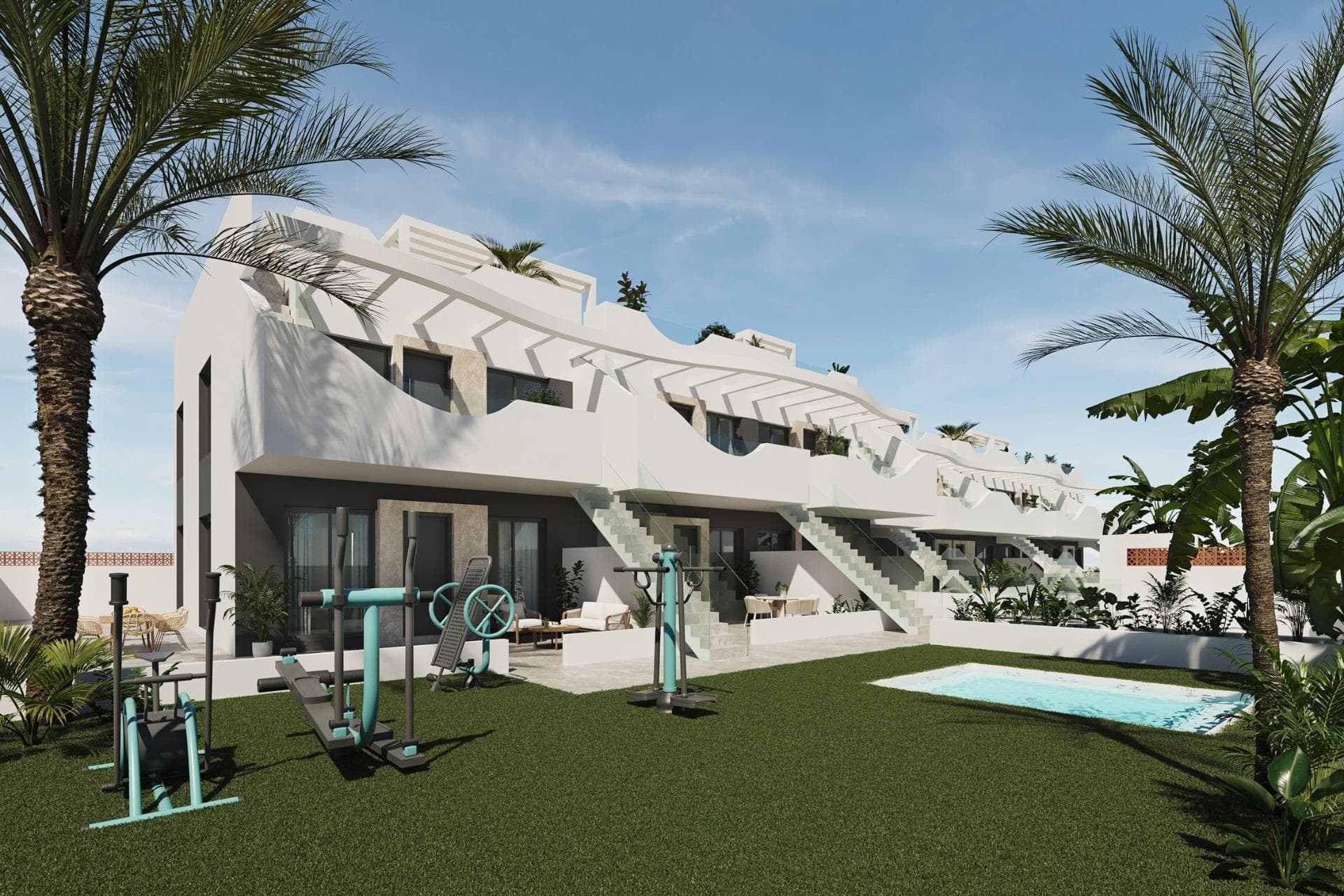 Eksklusive nybyggede bungalower i Pilar de la Horadada - unik stil og privilegert beliggenhet

En unik stil som definerer ditt nye hjem
Dette nye prosjektet med bungalower med 2 og 3 soverom i Pilar de la Horadada skiller seg ut med sin moderne design og bølgende struktur, noe som gir hvert hjem en unik personlighet.

Du vil kunne velge mellom:

Første etasje med hage foran og uteplass på baksiden.
Toppetasjer med privat solarium.
Boligkomplekset har et felles svømmebasseng og romslige fellesområder designet for avslapning og glede for hele familien.

I tillegg tilbyr anlegget et utendørs treningsstudio, felles boblebad og parkeringsplass for sykler, samt en parkeringsplass som er tildelt hver eiendom med mulighet for lading av elektriske kjøretøy, designet for å tilby deg maksimal komfort og livskvalitet.

Lyst interiør av høy kvalitet
Hvert hjem er designet for å gi en opplevelse av komfort og funksjonalitet. Åpen planløsning gir maksimal følelse av romslighet og lys, mens nøytrale fargetoner og treverk skaper en elegant og innbydende atmosfære.

Romslige og lyse soverom, med hovedsoverommet som har utgang til en privat terrasse.
Åpent kjøkken, integrert i stuen for enkelhets skyld.
Moderne bad med materialer av topp kvalitet.

Pilar de la Horadada - livskvalitet på Costa Blanca
Pilar de la Horadada ligger i Alicante-provinsen, og er en kystby som kombinerer tradisjon med en avslappet atmosfære. Byen er kjent for sine vakre strender, som Playa de las Higuericas, med gyllen sand og krystallklart middelhavsvann.

I tillegg til kystlinjen har byen en livlig hovedgate med butikker, supermarkeder, restauranter og pittoreske torg. Den utmerkede infrastrukturen omfatter sykkelstier, turstier og et bredt utvalg av sportsaktiviteter.

Nærhet til viktige severdigheter
Dette boligområdet tilbyr praktisk tilgang til de viktigste destinasjonene i området:

Torre de la Horadada-stranden - 3 km (5 min kjøretur).
Lo Romero golfbane - 5 km (10 min kjøretur).
La Zenia Boulevard kjøpesenter - 15 km (15 min kjøretur).
Corvera lufthavn (Murcia) - 40 km (40 min kjøretur).
Alicante lufthavn - 55 km (55 min kjøretur).

Sikre din Costa Blanca eiendom i dag
Ikke gå glipp av muligheten til å kjøpe en splitter ny eiendom med en eksepsjonell beliggenhet. Kontakt oss i dag for mer informasjon og for å avtale visning.