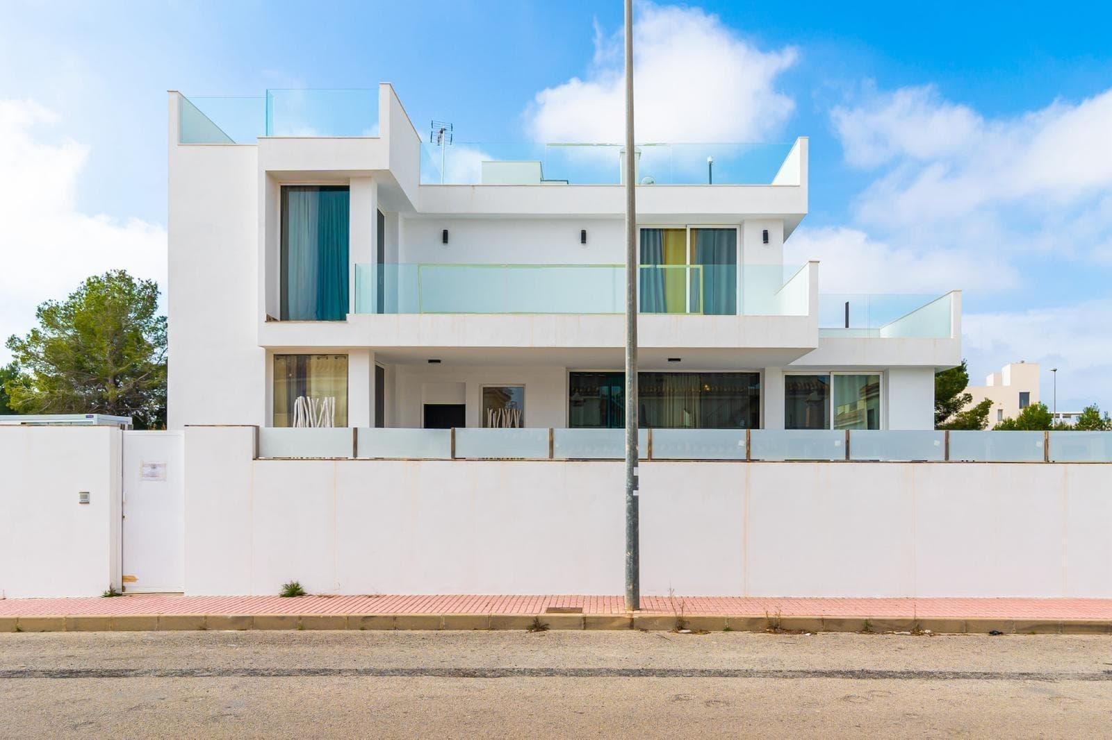 Eksklusivt nytt boligkompleks i Orihuela Costa

Privilegert beliggenhet i hjertet av Costa Blanca
Dette moderne inngjerdede boligkomplekset ligger i Orihuela Costa, et av de mest ettertraktede områdene på Costa Blanca, bare 4 km fra strendene i Orihuela Costa. Den utmerkede beliggenheten gjør at du kan nyte Middelhavssolen hele året, med tilgang til et bredt utvalg av fritidsaktiviteter, golf og tjenester.

Bare 5 minutter med bil finner du Villamartin golfbane og kjøpesenteret La Zenia Boulevard, det største i provinsen Alicante, med mer enn 150 butikker, restauranter og underholdningsområder.

Moderne design og eksklusive hjem
Dette prosjektet tilbyr et utvalg av nybygde boliger som er designet etter de høyeste standarder for kvalitet og komfort:

7 rekkehus med 2 og 3 soverom og tilgang til et felles svømmebasseng.
2 frittliggende villaer med 3 soverom og 3 bad, hver med privat svømmebasseng.
Valgfritt: underjordiske parkeringsplasser og boder mot en ekstra kostnad.

Eksklusive kvaliteter og funksjoner
Hver eiendom er designet med en moderne og funksjonell tilnærming, inkludert:
Anlagt eksteriør med kunstgress ved siden av svømmebassenget.
Aerotermisk oppvarming for større energieffektivitet.
Kjøkken med frokostbar i kvarts, sittegruppe og 50 cm metallvask.
Trapp med glass og rekkverk i rustfritt stål.
Fullt utstyrt bad med overskap, speil og dusjvegg.
Forinstallasjon for kanalisert klimaanlegg.
Innebygde garderobeskap på hvert soverom, med skyvedører og mykt lukkesystem.
Sikkerhetsinngangsdør for trygghet.

Nærhet til severdigheter
Punta Prima-stranden - 4 km.
Villamartin golfbane - 5 km.
La Zenia Boulevard kjøpesenter - 5 km.
Torrevieja sentrum - 10 km.
Alicante lufthavn - 40 minutter.
Murcia-Corvera lufthavn - 1 time.

Opplev middelhavsstilen
Dette eksklusive boligkomplekset er ideelt for de som leter etter et moderne hjem på Costa Blanca, med tilgang til strender, golf og alle fasiliteter. Ikke gå glipp av denne unike muligheten og kontakt oss i dag for mer informasjon eller for å avtale visning.