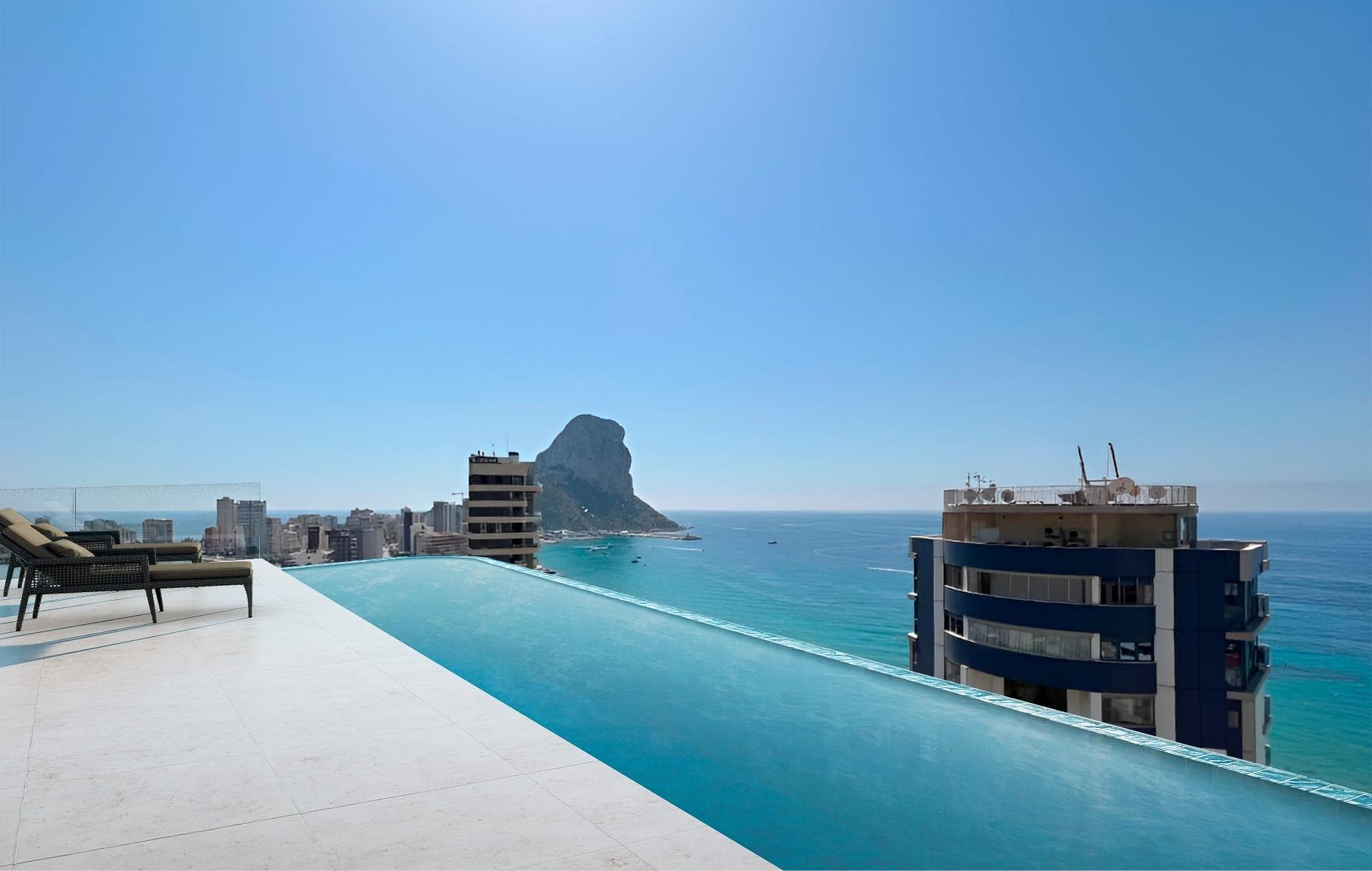 Luksusleiligheter i Calpe bare 3 minutter fra stranden

Eksklusive boliger i hjertet av Costa Blanca
Oppdag en ny måte å bo på Costa Blanca med dette eksklusive nybygget i Calpe. Dette komplekset tilbyr 55 moderne leiligheter med 1, 2 og 3 soverom, designet for å tilby den perfekte balansen mellom eleganse, komfort og funksjonalitet.

Disse leilighetene ligger bare 400 meter fra Arenal-Bol-stranden og den symbolske Peñón de Ifach, og kombinerer en privilegert beliggenhet med luksuriøse fasiliteter, ideelt for både permanent opphold og investering.

Førsteklasses fasiliteter for en eksklusiv livsstil
Dette prosjektet redefinerer middelhavsluksus, med moderne fellesområder som er designet for beboernes velvære og komfort:

Evighetsbasseng på taket med fantastisk panoramautsikt.
Treningsstudio og spa for maksimal komfort.
Coworking-område, ideelt for å balansere arbeid og avslapning.
Valgfri underjordisk parkering og boder.

Høy kvalitet og avantgardistisk design.
Hver leilighet er bygget med materialer av topp kvalitet og har eksepsjonelle funksjoner:

Store private terrasser, mange med havutsikt.
Pansret inngangsdør for ekstra sikkerhet.
Kjøkken utstyrt med BOSCH-apparater eller tilsvarende: induksjonstopp med avtrekksvifte, stekeovn, mikrobølgeovn og oppvaskmaskin.
Kanalisert klimaanlegg med varmepumpe (varmt/kaldt).
Aerotermisk system for effektivt varmtvann til husholdningen.
Utvendig snekkerarbeid i aluminium med doble vinduer.

Strategisk beliggenhet i Calpe
Calpe er et pulserende reisemål i Marina Alta, med et eksepsjonelt klima som byr på mer enn 300 soldager i året. Kombinasjonen av historie, natur og modernitet gjør det til et ideelt sted å bo eller investere.

Byen har også gode veiforbindelser via AP-7 og N-332, som gir enkel tilgang til andre kystbyer og flyplassene i nærheten.

Avstander til severdigheter
Arenal-Bol-stranden - 400 m (3 minutters gange).
Cantal del Roig-stranden - 600 m (4 minutters gange).
Calpe havn - 1 km (15 minutters gange).
Peñón de Ifach naturpark - 1 km (15 minutters gange).
Baños de la Reina (naturområde) - 600 m (4 minutters gange).
Las Salinas - 600 m (4 minutters gange).
Kjøpesenter og supermarkeder - 500 m (4 minutters gange).
Alicante lufthavn - 75 km (1 times kjøretur).
Valencia lufthavn - 125 km (1 time og 20 minutters kjøring).

En sikker investering i en drømmedestinasjon
Enten det er som permanent bolig, fritidsbolig eller investering, representerer dette prosjektet en unik mulighet på et av de mest attraktive stedene på Costa Blanca.

Ikke gå glipp av muligheten til å kjøpe din luksusleilighet i Calpe. Kontakt oss i dag for mer informasjon og visning!