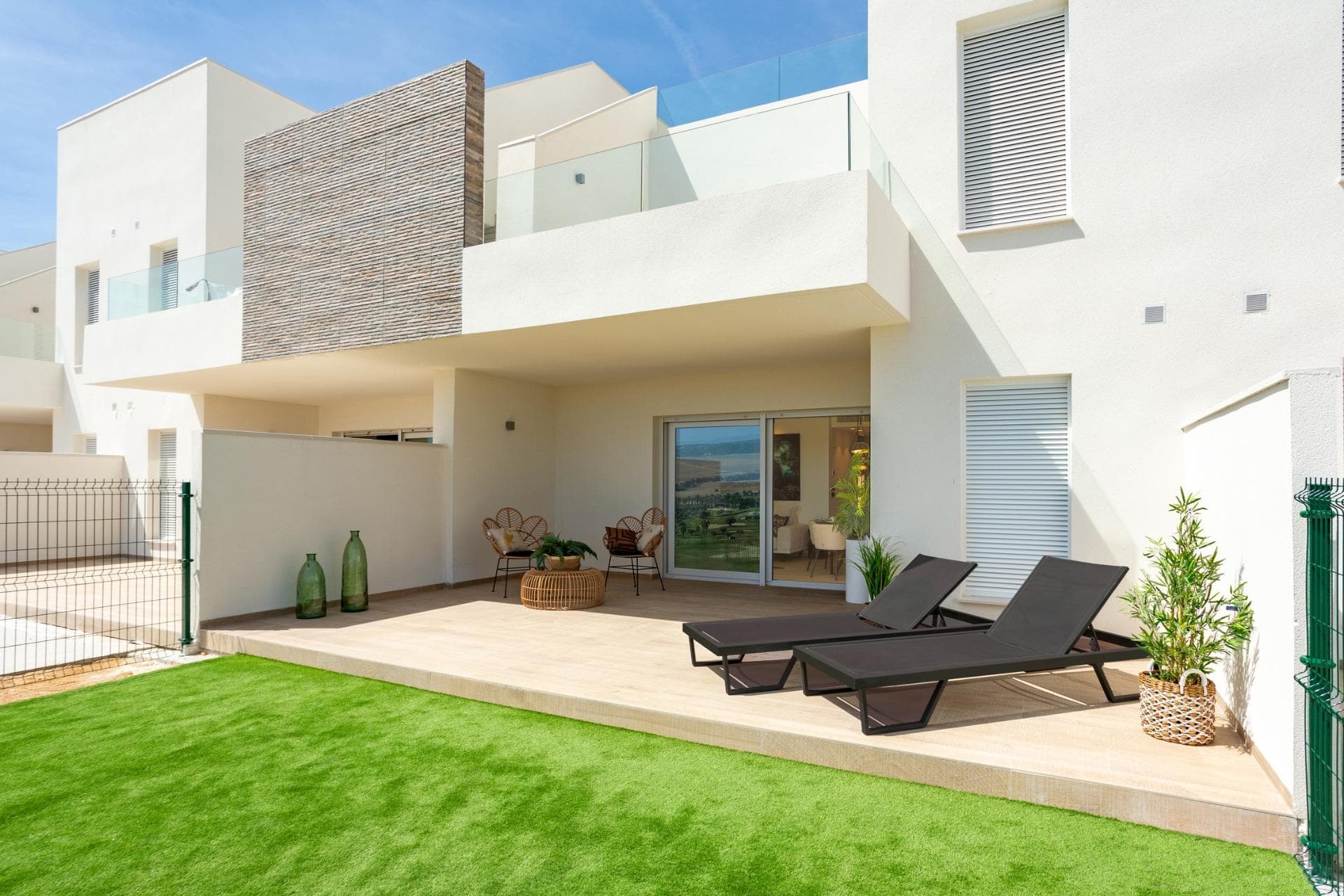 Nye bungalower i La Finca Golf, Algorfa - Luksus og natur på Costa Blanca

Eksklusivt boligkompleks i golfomgivelser
Dette nye boligkomplekset ligger i det prestisjetunge feriestedet La Finca Golf i Algorfa, og tilbyr en unik mulighet til å nyte et hjem i hjertet av Costa Blanca sør. Dette komplekset er designet for å gi komfort, eksklusivitet og en uovertruffen forbindelse med naturen, og har moderne bungalower omgitt av store grøntområder og et spektakulært felles svømmebasseng.

La Finca Golf er en privilegert enklave som kombinerer ro og førsteklasses tjenester, ideelt for dem som ønsker en avslappet livsstil med lett tilgang til regionens viktigste attraksjoner.

Moderne design og boalternativer
Dette prosjektet tilbyr bungalower med 2 og 3 soverom, designet i moderne stil og med materialer av høy kvalitet. Alle boligene har

2 komplette bad.
Åpen kjøkkenløsning integrert i stuen.
Innebygde garderober i alle soverom.
Elektriske persienner i soverom og stue.
Fullt installert kanalisert klimaanlegg.

Distribusjonsalternativer:
Første etasje med privat hage, ideell for de som ønsker mer uteplass.
Øverste etasje med privat terrasse og solarium, perfekt for å nyte middelhavsklimaet og panoramautsikten.
Det er også mulighet til å kjøpe en underjordisk parkeringsplass og bod mot en ekstra kostnad.

Privilegert beliggenhet og gode forbindelser
Dette eksklusive boligprosjektet ligger i La Finca Golf, Algorfa, i det vakre Vega Baja. Den strategiske beliggenheten gjør at du kan nyte roen ved å spille golf, samtidig som du har nærhet til alle viktige fasiliteter.

Avstander til de viktigste severdighetene:

Strendene i Guardamar del Segura - 15 km (15 minutters kjøring).
Alicante lufthavn - 35 km (35 minutters kjøretur).
Nærliggende byer - Almoradí, Benijófar og Ciudad Quesada innen få minutters kjøring.
Kjøpesentre i Torrevieja og Orihuela Costa - 15 minutters kjøretur.

En unik mulighet for investering eller bolig
Enten det er som permanent bolig, feriebolig eller investeringseiendom, tilbyr disse nye bungalowene på La Finca Golf en perfekt kombinasjon av design, beliggenhet og livskvalitet på Costa Blanca.

Kontakt oss i dag for mer informasjon eller for å avtale en visning.