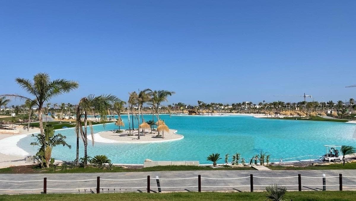 Eksklusive nybyggede leiligheter i et privat feriested 4 km fra stranden

Et luksuriøst boligkompleks med 24 timers sikkerhet
Dette nye boligkomplekset ligger i et prestisjefylt privat feriested i Murcia-provinsen, og tilbyr 24 leiligheter med moderne design, omgitt av grøntområder og med tilgang til et imponerende utvalg av førsteklasses fasiliteter og tjenester.

Anlegget har 24-timers vakthold, begrenset adgang og rikelig med rekreasjonsområder, noe som gjør det til et ideelt alternativ for dem som søker eksklusivitet, ro og et privilegert naturmiljø.

Moderne leiligheter med ulike planløsninger
Boligene er designet med høy kvalitet og en planløsning som er optimalisert for komfort:

Leiligheter med 2 og 3 soverom og 2 komplette bad.
Amerikansk kjøkken integrert i stuen, med moderne og funksjonell design.
Store terrasser med utsikt over grøntområdene.
Leiligheter i første etasje med privat hage, mellometasjer med store terrasser og toppleiligheter med privat solarium.
Parkeringsplass og bod inkludert.

Topp kvalitet på innredning og inventar
Leilighetene har et utvalg av toppmoderne materialer og teknologi:

Elektriske persienner på soverommene.
Svært effektivt aerotermisk system for varmt vann til husholdningen.
Fullt installert luftkondisjonering med kanaler (varmt og kaldt).
Gulvvarme på badene.
LED-belysning med lavt forbruk.
Termo-lakkert aluminiums snekkerverk med termisk brobrudd.

Urbanisasjonen har et felles svømmebasseng, lekeplass for barn og paddle-tennisbane.

Tjenester på feriestedet
Anlegget der dette prosjektet ligger, er designet rundt et imponerende grøntområde på 126 000 m², som inkluderer:

Minigolfbane.
Tennisbaner.
Gang- og sykkelstier.
Lekeplasser og fritidsområder for barn.
Klubbhus med restaurant og sosiale områder.
Hundeparker.
En spektakulær kunstig innsjø på 17 000 m² med krystallklart vann, hvite sandstrender og flere strandbarer.

Strategisk beliggenhet nær strender og fasiliteter
Dette eksklusive komplekset har en privilegert beliggenhet, med enkel tilgang til de viktigste severdighetene i regionen:

Los Alcazares-stranden - mindre enn 4 km unna.
Golfbaner i nærheten - flere alternativer innen få minutter.
Cartagena - mindre enn 15 minutters kjøring.
Murcia lufthavn - 22 km unna (ca. 20 minutters kjøretur).

Invester i en unik livsstil i Murcia-regionen
Dette komplekset tilbyr en uslåelig kombinasjon av kvalitet, beliggenhet og fasiliteter, og er ideelt som permanent bolig, feriebolig eller investeringseiendom.

Kontakt oss i dag for mer informasjon eller for å avtale visning.