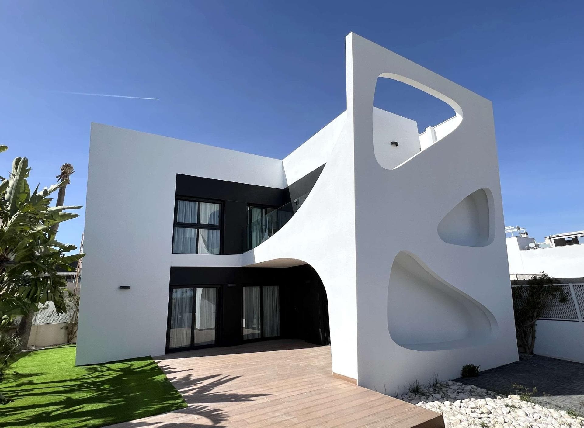 Exclusivas Villas de Obra Nueva en Ciudad Quesada – Diseño, Confort y Ubicación Privilegiada

Viviendas de Alta Calidad en un Entorno Privilegiado
Descubra estas 7 impresionantes villas independientes en Ciudad Quesada - Rojales, una de las zonas más codiciadas de la Costa Blanca Sur. Con un diseño moderno y elegante, estas viviendas están pensadas para quienes buscan un hogar de lujo, ya sea como residencia habitual o casa de vacaciones.

Ubicadas en un entorno natural privilegiado, cerca de los Lagos Salados de La Mata y Torrevieja, estas villas disfrutan de un microclima único que garantiza una calidad de vida excepcional durante todo el año.

Diferentes Modelos para Elegir
El residencial ofrece dos tipos de villas, adaptadas a diferentes necesidades y estilos de vida:

Villas de dos plantas con 3 dormitorios dobles y 3 baños completos.
Villas de una sola planta con 3 dormitorios y 2 baños.

Todas las viviendas cuentan con:

Solárium privado en la azotea, ideal para disfrutar del sol y las vistas panorámicas.
Piscina privada y jardín de diseño, perfectos para el relax y el entretenimiento.
Plaza de aparcamiento privada.
Además, hay disponible una casa piloto completamente equipada, donde podrá apreciar la calidad de los materiales y los acabados de lujo.

Equipamiento y Acabados de Alta Gama
Estas villas han sido diseñadas para garantizar el máximo confort y eficiencia energética:

Cocina totalmente equipada con electrodomésticos incluidos.
Preinstalación de aire acondicionado por conductos.
Amplios espacios abiertos y grandes ventanales, que proporcionan una excelente iluminación natural.
Acabados modernos y materiales de alta calidad en toda la vivienda.

Ubicación Estratégica y Conexiones Cercanas
Ciudad Quesada es una urbanización consolidada con todos los servicios necesarios para el día a día: supermercados, restaurantes, centros de salud y zonas de ocio. Además, su ubicación permite un acceso rápido a los principales puntos de interés de la zona:

Playas de Guardamar del Segura – 5 km.
Supermercado más cercano – 500 m.
Hospital de Torrevieja – 6 km.
Aeropuerto de Alicante – 29 km.

Descubra su Nueva Vivienda en Ciudad Quesada
Si busca una villa moderna, espaciosa y bien ubicada, estas viviendas son la opción ideal. No pierda esta oportunidad y contáctenos hoy mismo para obtener más información o programar una visita a la casa piloto.