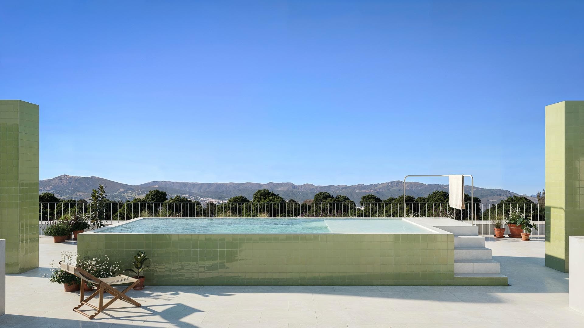 Apartamentos de Obra Nueva en Jacarilla, Alicante - Tranquilidad y Confort

Modernos Apartamentos con Parking Privado y Trastero
Descubra este exclusivo complejo residencial de obra nueva en Jacarilla, que ofrece 37 modernos apartamentos diseñados para el confort y la comodidad. Elija entre distribuciones de 2 y 3 dormitorios, con opciones que incluyen:

7 apartamentos en planta baja con patio interior privado.

30 viviendas en primera y segunda planta con terrazas con vistas abiertas al campo.

Plaza de aparcamiento privada y trastero incluidos en cada apartamento.

Todas las viviendas están equipadas con cuarto de baño completo, cocina amueblada y preinstalación de aire acondicionado. Las salas de estar y dormitorios se benefician de persianas eléctricas, proporcionando comodidad y seguridad.

Ubicación privilegiada en Jacarilla - Un pueblo tranquilo con excelente conectividad
Situado en el corazón de la Vega Baja, Alicante, Jacarilla es un encantador pueblo tradicional español conocido por su patrimonio agrícola, plantaciones de cítricos y paisajes pintorescos. A pesar de su entorno tranquilo, Jacarilla ofrece fácil acceso a los servicios esenciales, incluyendo supermercados, restaurantes, farmacias, y mucho más.

El pueblo goza de excelentes conexiones por carretera:

Orihuela Ciudad - 10 km.
Guardamar del Segura y Playas del Mediterráneo - 15 km.
Torrevieja - 20 km.
Aeropuerto de Alicante-Elche (ALC) - 50 km (40 minutos en coche).
Campos de Golf (Vistabella Golf, La Finca Golf &amp; La Marquesa Golf) - A 10-15 km.

Servicios comunitarios - Relájese y disfrute
El complejo residencial está diseñado para ofrecer relajación y ocio, con:

Piscina chill-out en la azotea (8x3m, 80 cm de profundidad).
Solarium comunitario en la azotea con impresionantes vistas panorámicas.

Una inversión ideal o una casa de vacaciones en el corazón de la Costa Blanca
Tanto si busca una residencia permanente, una casa de vacaciones o una inversión sólida, estos apartamentos a estrenar en Jacarilla ofrecen una excelente oportunidad para disfrutar del estilo de vida mediterráneo en un lugar tranquilo pero bien comunicado.

Póngase en contacto con nosotros hoy mismo para programar una visita o recibir más información sobre esta fantástica promoción.