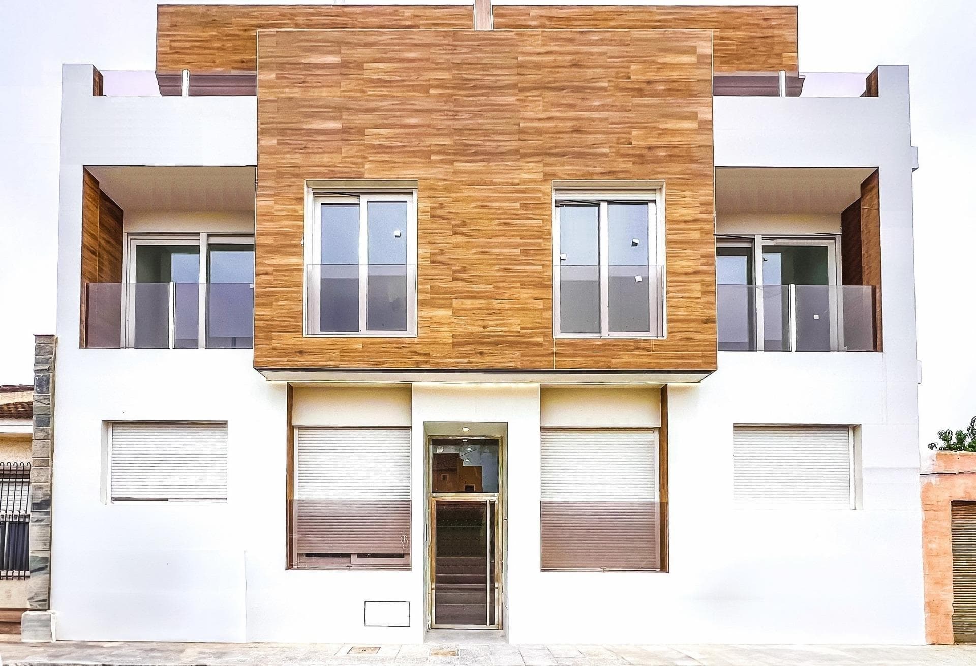 Modernos apartamentos de obra nueva en Pilar de la Horadada - Comodidad, estilo y ubicación privilegiada

Proyecto residencial boutique con sólo 7 viviendas
Descubra una exclusiva promoción de obra nueva en el corazón de Pilar de la Horadada, que ofrece sólo 7 elegantes apartamentos de 2 ó 3 dormitorios. Situado a sólo 3 km de la playa, este moderno edificio es ideal para aquellos que buscan un estilo de vida costero tranquilo con todos los servicios esenciales a poca distancia.

¡Llave en mano!

La urbanización cuenta con tres plantas con ascensor y sistemas de control de entrada seguros, lo que garantiza la seguridad y la comodidad. Si está buscando una residencia permanente, una casa de vacaciones o una inversión inteligente en la Costa Blanca, este edificio residencial de edición limitada le ofrece una oportunidad ideal.

Diseño contemporáneo y acabados de alta calidad
Cada apartamento está cuidadosamente diseñado con acabados modernos, garantizando una mezcla de elegancia y funcionalidad. Las características incluyen:

Cocinas amuebladas con modernos electrodomésticos incluidos
Armarios empotrados en todos los dormitorios con forro interior
Preinstalación de aire acondicionado por conductos
Baños totalmente equipados con tocadores, espejos y mamparas de ducha
Persianas motorizadas en el salón para mayor comodidad y control de la luz

Estas viviendas están diseñadas para ofrecer el máximo confort durante todo el año, con distribuciones que aprovechan al máximo la luz natural y los espacios abiertos.

Vida en Pilar de la Horadada - Vida costera todo el año
Pilar de la Horadada, situada en la parte más meridional de Alicante, ofrece una combinación perfecta de relajado encanto costero y modernas comodidades. Con hermosas playas de arena, pintorescas rutas ciclistas y excelentes instalaciones deportivas, la zona atrae tanto a lugareños como a residentes internacionales.

Desde su nuevo hogar, disfrutará de fácil acceso a tiendas, restaurantes, parques y centros médicos, todo ello a sólo unos pasos. Esta tranquila ciudad también ofrece proximidad a parques naturales y rutas de senderismo, perfectas para los amantes del aire libre.

Distancias clave a puntos de interés
Playa de Torre de la Horadada - 3 km
Campo de Golf Lo Romero - 5 km
Centro Comercial La Zenia Boulevard - 15 km
Aeropuerto de Corvera (Murcia) - 40 km
Aeropuerto de Alicante - 55 km

Asegure su nuevo hogar en la Costa Blanca
No pierda la oportunidad de poseer un apartamento de nueva construcción con un bonito diseño en una ubicación privilegiada. Póngase en contacto con nosotros hoy mismo para obtener más información o concertar una visita. Su nueva vida al sol le espera en Pilar de la Horadada.