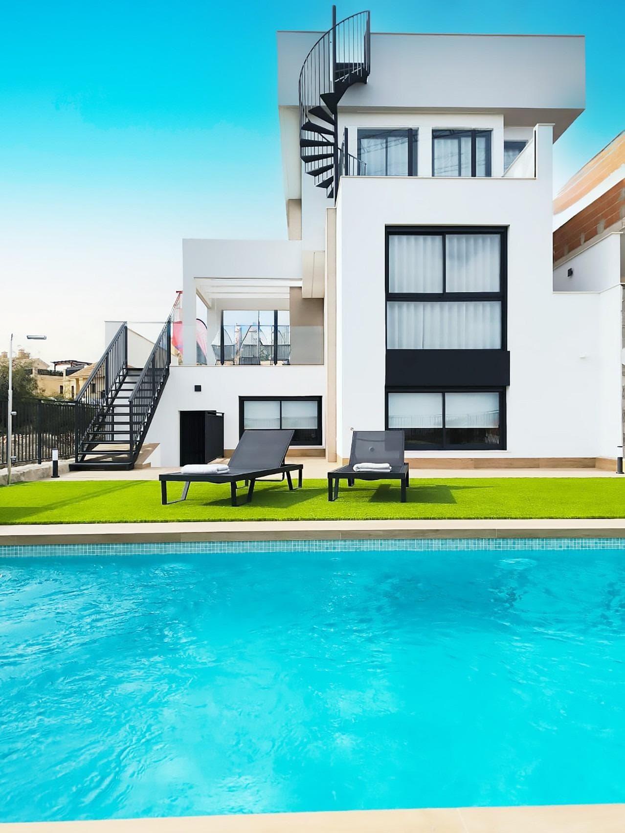 PAREADOS DE OBRA NUEVA EN LA FINCA GOLF 

Residencial de obra nueva de 8 villas y pareados en La Finca Golf, Algorfa. 

Las propiedades modernas consisten en 2 dormitorios, 2 cuartos de baño, cocina abierta del plan, la sala de estar con visiónes abiertas a la terraza, semi/sótano, solarium, jardín privado con el estacionamiento.

Una piscina privada de las opciones en un coste adicional.

Estas viviendas disponen de planta de día, planta de noche, y planta semisótano, muy versátiles que se adaptarán completamente a sus necesidades; así como solarium y terrazas cubiertas y descubiertas, con vistas a toda la comarca de la Vega Baja del Río Segura. 


Residencial situado en el complejo La Finca Golf, en el término municipal de Algorfa, en la comarca de la Vega Baja de la Costa Blanca Sur.
La Finca Golf es un campo de 18 hoyos par '72, diseñado por Pepe Gancedo, e inaugurado en 2002, que ha acogido numerosos torneos de prestigio tanto a nivel amateur como profesional.

A sólo 15 minutos en coche de las playas de Guardamar del Segura, y a sólo 35 minutos del aeropuerto de Alicante.

Las ciudades más grandes de Almoradi, Benijófar y Ciudad Quesada están a un corto trayecto en coche.

Torrevieja y Orihuela Costa, con sus grandes centros comerciales, están a 15 minutos.
