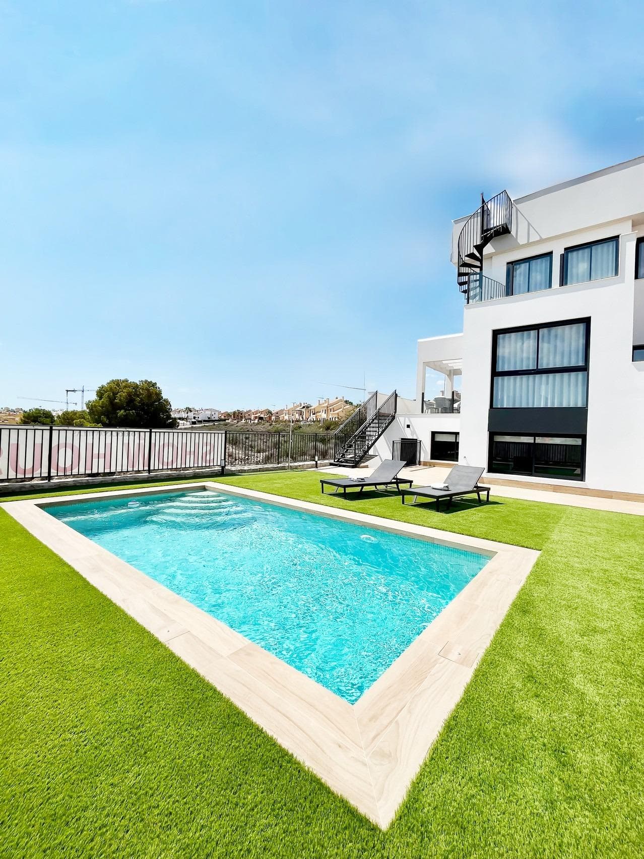 VILLAS DE OBRA NUEVA EN LA FINCA GOLF

Residencial de obra nueva de 8 villas y pareados en La Finca Golf, Algorfa. 

Las propiedades modernas consisten en 2 dormitorios, 2 cuartos de baño, cocina abierta del plan, la sala de estar con visiónes abiertas a la terraza, semi/sótano, solarium, jardín privado con el estacionamiento.

Una piscina privada de las opciones en un coste adicional.

Estas viviendas disponen de planta de día, planta de noche, y planta semisótano, muy versátiles que se adaptarán completamente a sus necesidades; así como solarium y terrazas cubiertas y descubiertas, con vistas a toda la comarca de la Vega Baja del Río Segura. 


Residencial situado en La Finca Golf, en el término municipal de Algorfa, en la comarca de la Vega Baja de la Costa Blanca Sur.
La Finca Golf es un campo de 18 hoyos par '72, diseñado por Pepe Gancedo, e inaugurado en 2002, que ha acogido numerosos torneos de prestigio tanto a nivel amateur como profesional.

A sólo 15 minutos en coche de las playas de Guardamar del Segura, y a sólo 35 minutos del aeropuerto de Alicante.

Las ciudades más grandes de Almoradi, Benijófar y Ciudad Quesada están a un corto trayecto en coche.

Torrevieja y Orihuela Costa, con sus grandes centros comerciales, están a 15 minutos.