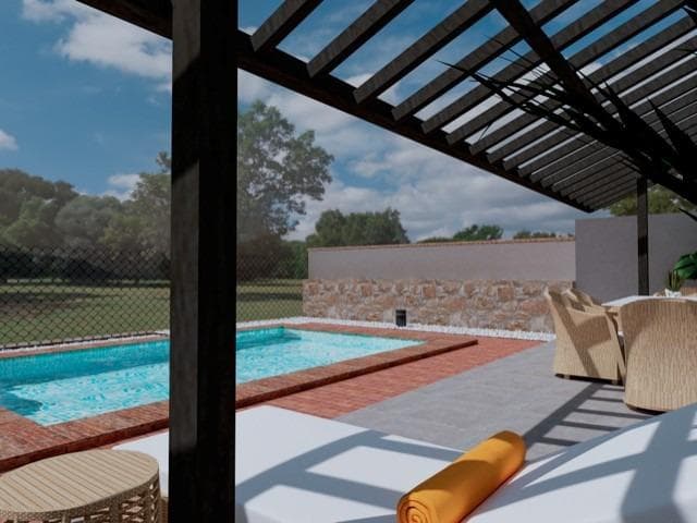 Elegantes casas adosadas de una sola planta con piscina privada en Peraleja Golf Resort - Costa Cálida

Casas adosadas de estilo mediterráneo en una comunidad cerrada de golf
Descubra 11 exclusivas casas adosadas de una sola planta situadas en el prestigioso Peraleja Golf Resort, en la región murciana del sur de España. Estas modernas casas mediterráneas se ubican en amplias parcelas de aproximadamente 260 m², cada una de ellas con piscina privada, jardín y aparcamiento. Diseñadas con techos inclinados y materiales naturales como la madera y la piedra, estas casas se integran perfectamente en el paisaje circundante, al tiempo que ofrecen interiores elegantes y atemporales.

Vida cómoda con acabados de primera
Cada casa cuenta con:

2 dormitorios y 2 baños
Cocina americana totalmente amueblada con electrodomésticos
Luminoso salón-comedor con una acogedora chimenea de leña
Aire acondicionado centralizado y calefacción por radiadores de gas
Puerta de entrada blindada y puerta de acceso motorizada para vehículos
Piscina privada (3,5x5,5 m) con ducha exterior
Puntos de agua e iluminación exteriores
Jardín totalmente ajardinado listo para disfrutar

Estas propiedades han sido cuidadosamente diseñadas por un arquitecto de renombre, combinando líneas elegantes con texturas naturales, creando un entorno único y armonioso dentro de una comunidad cerrada y segura.

La vida en Peraleja Golf Resort - Naturaleza y seguridad
Las casas están situadas dentro de Peraleja Golf Resort, que cuenta con una puerta de seguridad 24 horas, piano bar y casa club con restaurante gourmet. El complejo está rodeado de zonas naturales protegidas donde se están desarrollando circuitos de senderismo, footing y ciclismo para los residentes. El campo de golf de 18 hoyos, diseñado originalmente por el legendario Severiano Ballesteros, está siendo renovado y su reapertura está prevista para finales de 2025. Algunas viviendas y el club social gozan de vistas lejanas al mar.

Cómoda ubicación cerca de playas y ciudades
Este tranquilo complejo ofrece un excelente acceso a lugares clave:

Ciudades de Sucina y Avileses - 3-5 km
Playas del Mar Menor - 20 km (20 min en coche)
Ciudad de Murcia - 25 km (20 min en coche)
Aeropuerto de Murcia (RMU) - 25 km (15 min en coche)
Aeropuerto de Alicante (ALC) - 80 km (45 min en coche)
Centro Comercial La Zenia Boulevard - 35 km

Disfrute del encanto de la Costa Cálida
Situado cerca de la tradicional ciudad española de Sucina, los residentes pueden disfrutar de tiendas locales, restaurantes y encanto auténtico, sin dejar de estar cerca de la costa y de la vibrante vida de la ciudad. Esta zona se ha hecho cada vez más popular entre los compradores internacionales por su calidad de vida, buenas infraestructuras, maravilloso clima durante todo el año y acceso a parajes naturales y al mar.

Póngase en contacto con nosotros hoy mismo para conseguir la villa de sus sueños en Peraleja Golf y empiece a disfrutar de la vida en la Costa Cálida.