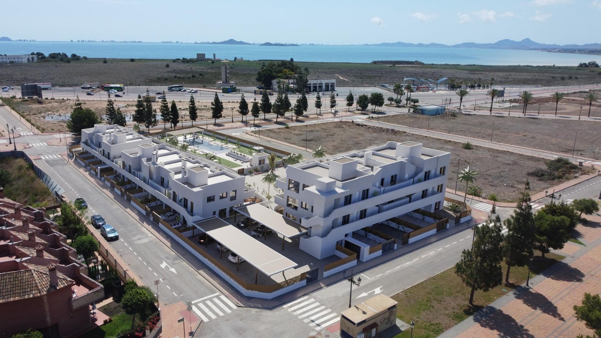 Complejo Residencial de Obra Nueva en Los Alcázares Cerca de Serena Golf y del Mar Menor

Vida Moderna y Exclusiva en la Costa Cálida
Descubra este excepcional complejo residencial de obra nueva situado en Los Alcázares, una de las localidades costeras más solicitadas de la Costa Cálida. A sólo 800 metros de la playa y a poca distancia del centro de la ciudad, esta promoción ofrece una ubicación inmejorable con acceso a todos los servicios diarios, restaurantes y tiendas.

Situadas en un enclave privilegiado, las viviendas disfrutan de vistas a Serena Golf y a las tranquilas aguas del Mar Menor, la laguna de agua salada más grande de Europa. Esta zona es perfecta para aquellos que buscan un estilo de vida tranquilo rodeado de naturaleza y lujo.

Elegantes apartamentos con características excepcionales
Esta nueva promoción consta de 30 modernas viviendas de 2 ó 3 dormitorios, diseñadas para ofrecer el máximo confort y estilo. Podrá elegir entre:

Viviendas en planta baja con jardín privado
Apartamentos en primera planta con amplias terrazas
Áticos con solárium privado con vistas panorámicas

Cada vivienda incluye:

Plaza de aparcamiento privada
Ventanas de doble acristalamiento con rotura de puente térmico para mayor eficiencia energética
Preinstalación de aire acondicionado por conductos
Sistema de agua caliente aerotérmica
Ascensor a todas las plantas
Piscina comunitaria y zonas ajardinadas

Todas las viviendas han sido diseñadas con acabados de alta calidad y un estilo arquitectónico moderno que se integra armoniosamente con el entorno natural.

Ubicación privilegiada rodeada de golf y mar
El complejo goza de una ubicación cercana a Serena Golf, uno de los campos de golf más prestigiosos de la región, y se encuentra a un corto paseo de las tranquilas y cálidas aguas del Mar Menor, perfectas para nadar, navegar, practicar paddleboarding y otros deportes acuáticos durante todo el año.

Distancias clave:

Playa (Mar Menor) - 0,8 km
Serena Golf - Junto a la urbanización
Centro urbano de Los Alcázares - 1 km
Aeropuerto de Murcia (Corvera) - 30 km (25 minutos en coche)
Aeropuerto de Alicante - 90 km (55 minutos en coche)
Cartagena - 22 km
Ciudad de Murcia - 40 km

Viva el estilo de vida del golf en la costa
Este nuevo complejo residencial en Los Alcázares es ideal para vivir permanentemente, como casa de vacaciones o como una inteligente oportunidad de inversión en la Costa Cálida. Con la playa, el golf y todos los servicios al alcance de la mano, ofrece todo lo necesario para un relajado estilo de vida mediterráneo. Póngase en contacto con nosotros hoy mismo para obtener más información o para programar una visita.