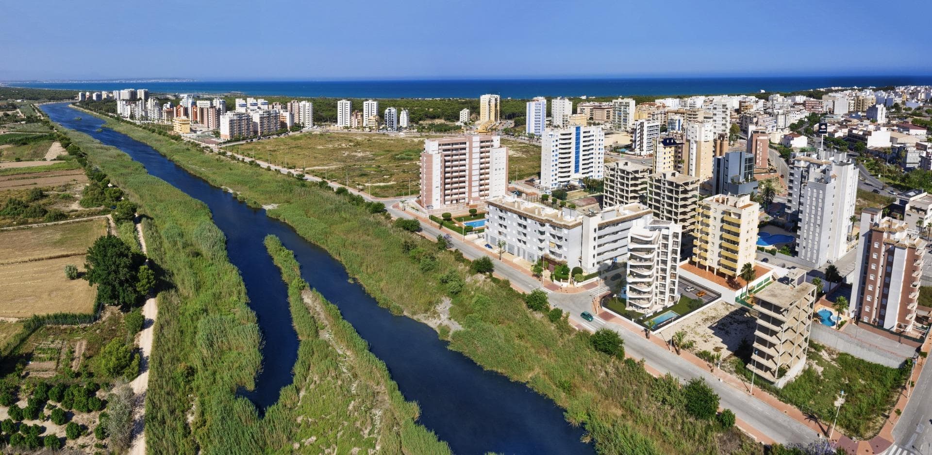 Новые апартаменты с видом на реку в Гуардамар-дель-Сегура

Эксклюзивный жилой комплекс из 9 современных домов
Этот новый жилой комплекс в Гуардамар-дель-Сегура, Аликанте, предлагает уникальную возможность жить в привилегированном месте с прекрасным видом на реку Сегура и долину Вега-Баха. Здание состоит всего из 9 эксклюзивных домов, по одному на этаже, что гарантирует уединение, тишину и комфорт.

Просторные дома с большими террасами
Каждая квартира имеет 3 спальни и 2 ванные комнаты, а также просторные открытые пространства:

Первый этаж с частным садом 120 м²
Промежуточные этажи с террасами 18 м²
Аттик с террасой и частным солярием 78 м²

Эти дома были спроектированы в современном стиле, идеально подходящем как для постоянного проживания, так и для отдыха на побережье Коста-Бланка.

Оснащение и высокое качество
Дома сдаются с отличной отделкой, рассчитанной на комфорт и эффективность:

Бронированная входная дверь
Ванные комнаты с подвесными раковинами, зеркалом, душевой кабиной от стены до стены и стеклянной перегородкой
Система аэротермии для горячего водоснабжения (100 литров)
Парковочное место включено в цену

Идеальное расположение рядом с морем и всеми удобствами
Жилой комплекс находится всего в 1,4 км от пляжа и в нескольких минутах от порта Гуардамар, естественного соснового бора и оживленного торгового района с супермаркетами, ресторанами и всеми необходимыми услугами.

Примерное расстояние до ключевых точек:

Центр Гуардамара: 1,2 км (15 минут пешком)
Ближайший пляж: 1,4 км
Пристань для яхт: 1 км
Парк Рейна София: 1,5 км
Поле для гольфа La Marquesa (Сьюдад-Кесада): 9 км
Торговый центр Habaneras (Торревьеха): 13 км
Аэропорт Аликанте-Эльче: 33 км

Гардамар также предлагает прямое автобусное сообщение с Аликанте и Торревьехой, что облегчает передвижение без необходимости иметь собственный автомобиль.

Ваш новый дом в Гардамаре ждет вас
Будь то инвестиция, постоянное место жительства или дом для отдыха, этот жилой комплекс представляет собой исключительную возможность в одном из самых востребованных районов Коста-Бланка.

Свяжитесь с нами сейчас и обеспечьте себе квартиру с видом в Гардамаре-дель-Сегура.