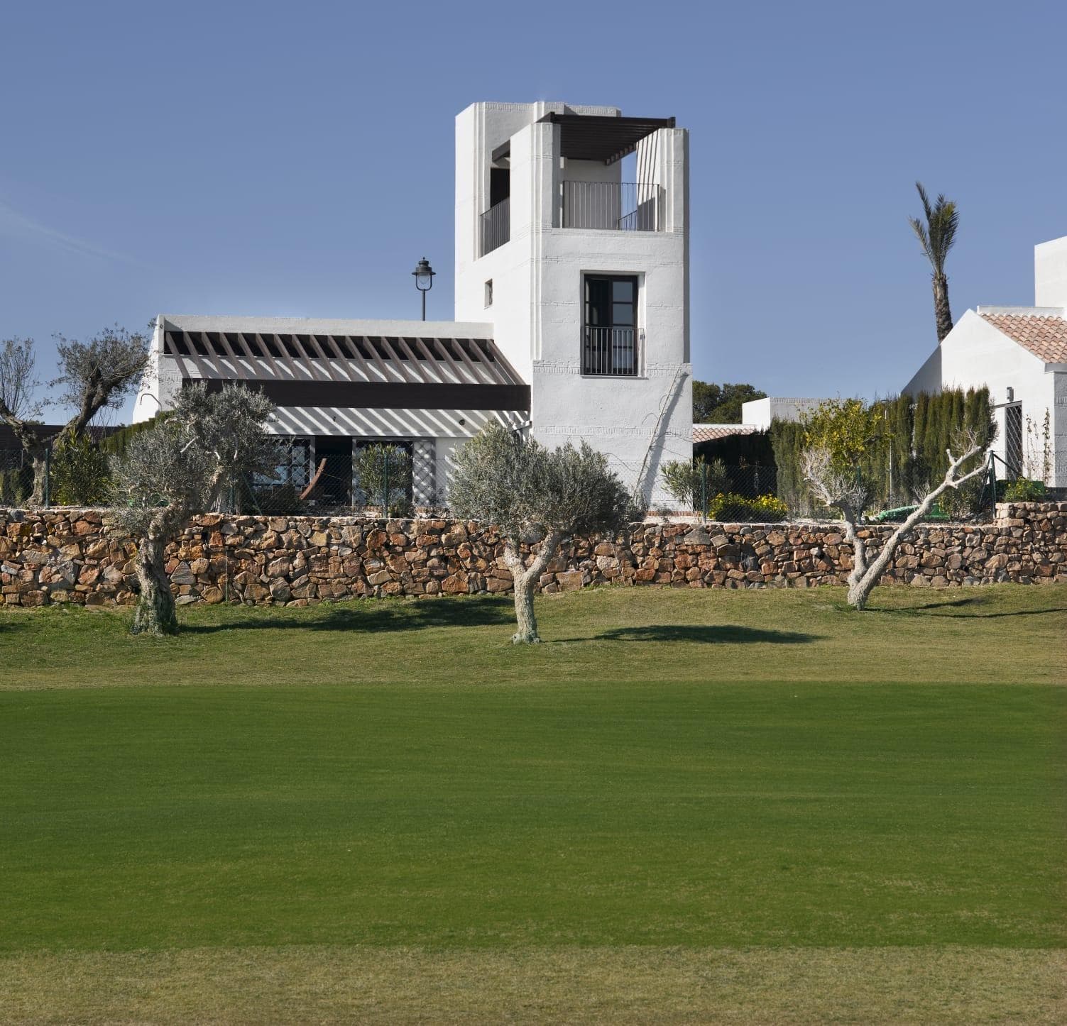 Elegante frittliggende villaer med privat basseng i Peraleja Golf Resort - Costa Cálida&#13;&#13;Frittliggende hus i middelhavsstil i et lukket golfsamfunn&#13;&#13;20 frittliggende villaer med 6 modeller å velge mellom, med 2, 3 eller 4 soverom og 1, 2 eller 3 etasjer på tomter fra 375 til 800 m2. Noen enheter har solterrasse på taket.&#13;&#13;Ligger i det prestisjetunge Peraleja Golf Resort, i Murcia-regionen i Sør-Spania. Disse moderne middelhavshusene ligger på store tomter, hver med privat basseng, hage og parkering. Designet med skråtak og naturlige materialer som tre og stein, passer disse husene perfekt inn i det omkringliggende landskapet, samtidig som de tilbyr elegante og tidløse interiører.&#13;&#13;Komfortabel livsstil med førsteklasses finish&#13;Hvert hus har:&#13;&#13;Fullt utstyrt kjøkken med hvitevarer&#13;Lys stue/spisestue med koselig peis&#13;Sentral klimaanlegg og gassradiatorer&#13;Pansret inngangsdør og motorisert port for kjøretøy&#13;Privat svømmebasseng (3,5 x 5,5 m) med utendørs dusj&#13;Utendørs vannkraner og belysning&#13;Fullt anlagt hage klar til bruk&#13;&#13;Disse eiendommene er nøye designet av en anerkjent arkitekt, som har kombinert elegante linjer med naturlige teksturer for å skape et unikt og harmonisk miljø i et lukket og sikkert boligområde.&#13;&#13;Livet på Peraleja Golf Resort – natur og sikkerhet&#13;Husene ligger i Peraleja Golf Resort, som har 24-timers sikkerhetsport, pianobar og klubbhus med gourmetrestaurant. Anlegget er omgitt av verneverdige naturområder hvor det er under utvikling turstier, jogging- og sykkelstier for beboerne. Den 18-hulls golfbanen, opprinnelig designet av den legendariske Severiano Ballesteros, er under renovering og skal gjenåpnes i slutten av 2025. Noen av boligene og klubbhuset har utsikt over havet i det fjerne.&#13;&#13;Praktisk beliggenhet nær strender og byer&#13;Dette rolige anlegget har utmerket tilgang til viktige steder:&#13;&#13;Byene Sucina og Avileses – 3–5 km&#13;Strendene ved Mar Menor – 20 km (20 minutter med bil)&#13;Murcia – 25 km (20 minutter med bil)&#13;Murcia lufthavn (RMU) – 25 km (15 minutter med bil)&#13;Alicante lufthavn (ALC) – 80 km (45 minutter med bil)&#13;La Zenia Boulevard kjøpesenter – 35 km&#13;&#13;Nyt sjarmen ved Costa Cálida&#13;Beliggende nær den tradisjonelle spanske byen Sucina, kan beboerne nyte lokale butikker, restauranter og autentisk sjarm, samtidig som de er nær kysten og det pulserende bylivet. Dette området har blitt stadig mer populært blant internasjonale kjøpere på grunn av livskvaliteten, den gode infrastrukturen, det fantastiske klimaet hele året og tilgangen til natur og sjø.&#13;&#13;Kontakt oss i dag for å få drømmevillaen din i Peraleja Golf og begynn å nyte livet på Costa Cálida.&#13;