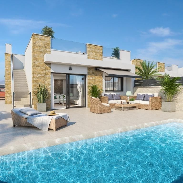 Новые виллы с частным бассейном в Oasis de la Marina, Коста Бланка

Современные дома в тихом месте недалеко от пляжа

Откройте для себя этот эксклюзивный проект из 15 отдельно стоящих и сдвоенных вилл новой постройки, расположенных в жилом комплексе Oasis de La Marina, в муниципалитете Сан-Фульенсио. Эти элегантные дома с современным дизайном построены в одноэтажном стиле и находятся всего в 4,5 км от живописных пляжей Коста-Бланка. Идеальное место как для постоянного проживания, так и для отдыха, в тихом, но очень хорошо связанном с инфраструктурой районе.

Функциональная планировка и дизайн для максимального комфорта
Каждая вилла имеет практичную и светлую планировку, разработанную для наслаждения средиземноморским стилем жизни:
3 спальни со встроенными шкафами
2 полностью оборудованные ванные комнаты со стеклянными перегородками
Полностью оборудованная американская кухня с вытяжкой и системой осмоса
Просторная гостиная-столовая с прямым выходом в сад
Частный солярий
Частный сад с бассейном и зоной для загара
Парковочное место на участке

Полная комплектация и энергоэффективность
Эти виллы построены из высококачественных материалов и оснащены энергоэффективными решениями:
Система кондиционирования с функцией обогрева
Установка фотоэлектрических панелей
Внутреннее и наружное светодиодное освещение
Электрические алюминиевые жалюзи
Частный бассейн в каждом доме
Частная парковка на участке

Природная среда и близлежащие услуги
Oasis de La Marina - это тихий жилой район, окруженный природой, между населенными пунктами Сан-Фульхенсио, Ла-Марина и Гуардамар-дель-Сегура. Расположение обеспечивает близость ко всем необходимым для повседневной жизни услугам, а также возможностям для отдыха и спорта.

Достопримечательности поблизости:
Ближайший пляж: 4,5 км
Поле для гольфа La Marquesa: 6 км
Торговый центр Habaneras (Торревьеха): 15 км
Аэропорт Аликанте: 29 км
Аэропорт Мурсия: 66 км
Быстрый доступ к национальной автомагистрали N-332

Наслаждайтесь средиземноморским стилем жизни в привилегированном месте

Эти виллы представляют собой отличную возможность для тех, кто ищет спокойствия, уединения и близости к морю. Свяжитесь с нами сегодня, чтобы получить дополнительную информацию или договориться о посещении этих эксклюзивных новостроек в Сан-Фульенсио.
