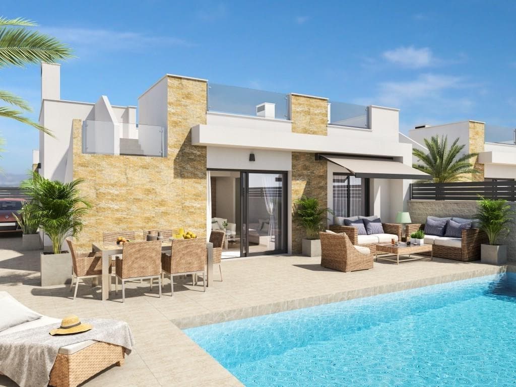 Новые виллы с частным бассейном в Oasis de la Marina, Коста Бланка

Современные дома в тихом месте недалеко от пляжа

Откройте для себя этот эксклюзивный проект из 15 отдельно стоящих и сдвоенных вилл новой постройки, расположенных в жилом комплексе Oasis de La Marina, в муниципалитете Сан-Фульенсио. Эти элегантные дома с современным дизайном построены в одноэтажном стиле и находятся всего в 4,5 км от живописных пляжей Коста-Бланка. Идеальное место как для постоянного проживания, так и для отдыха, в тихом, но очень хорошо связанном с инфраструктурой районе.

Функциональная планировка и дизайн для максимального комфорта
Каждая вилла имеет практичную и светлую планировку, разработанную для наслаждения средиземноморским стилем жизни:
3 спальни со встроенными шкафами
2 полностью оборудованные ванные комнаты со стеклянными перегородками
Полностью оборудованная американская кухня с вытяжкой и системой осмоса
Просторная гостиная-столовая с прямым выходом в сад
Частный солярий
Частный сад с бассейном и зоной для загара
Парковочное место на участке

Полная комплектация и энергоэффективность
Эти виллы построены из высококачественных материалов и оснащены энергоэффективными решениями:
Система кондиционирования с функцией обогрева
Установка фотоэлектрических панелей
Внутреннее и наружное светодиодное освещение
Электрические алюминиевые жалюзи
Частный бассейн в каждом доме
Частная парковка на участке

Природная среда и близлежащие услуги
Oasis de La Marina - это тихий жилой район, окруженный природой, между населенными пунктами Сан-Фульхенсио, Ла-Марина и Гуардамар-дель-Сегура. Расположение обеспечивает близость ко всем необходимым для повседневной жизни услугам, а также возможностям для отдыха и спорта.

Достопримечательности поблизости:
Ближайший пляж: 4,5 км
Поле для гольфа La Marquesa: 6 км
Торговый центр Habaneras (Торревьеха): 15 км
Аэропорт Аликанте: 29 км
Аэропорт Мурсия: 66 км
Быстрый доступ к национальной автомагистрали N-332

Наслаждайтесь средиземноморским стилем жизни в привилегированном месте

Эти виллы представляют собой отличную возможность для тех, кто ищет спокойствия, уединения и близости к морю. Свяжитесь с нами сегодня, чтобы получить дополнительную информацию или договориться о посещении этих эксклюзивных новостроек в Сан-Фульенсио.