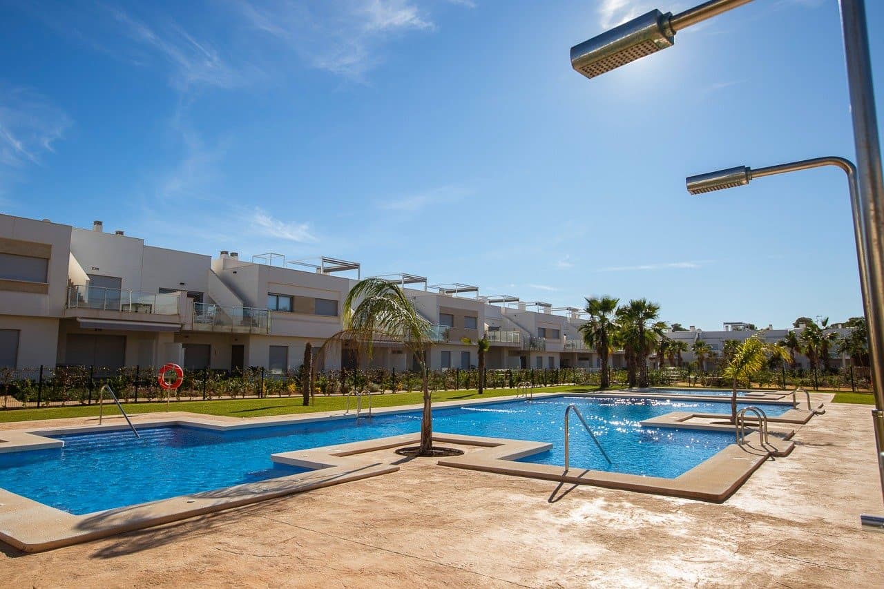 NYBYGG BOLIG AV BUNGALOW LEILIGHETER I VISTABELLA&#13;&#13; Nybygget boligkompleks på bungalowleiligheter i Vistabella nær golfbanen.&#13;&#13; Komplekset med fellesfasiliteter og svømmebasseng består av bungalower med 2 og 3 soverom, i første etasje med privat hage og toppetasje med privat solarium, åpen kjøkkenløsning med stue, innebygde garderober, terrasse.&#13;&#13; Hver leilighet har privat parkering.&#13;&#13; Tilvalgsbod mot ekstra kostnad.&#13;&#13; På Vistabella Golf er det plass til alle. Banen er laget slik at hver spiller kan nyte den fra start til slutt. Dens bølgende gater, strategiske bunkere eller innsjøer er noen av funksjonene som gjør den til en av de mest attraktive designene i området, hvor hvert slag er en utfordring og en nytelse for sansene.&#13;&#13; De 18 hullene i Vistabella Golf, par 72 og mer enn 6000 meter i lengde er designet etter retningslinjene til de moderne feltene med 4 tees med stor amplitude i hvert hull, brede fairways og hevet bunkers.&#13;&#13; Vistabella Golf klubbhus og restaurant og lokale barer og butikker ligger innen 5 minutters gange. Den travle byen San Miguel de Salinas og Los Montesinos ligger 5 minutters kjøring unna, og de vakre strendene med blått flagg ved Guardamar ligger bare 15 minutters kjøring unna.&#13;&#13; Alicante flyplass ligger 35 minutter unna, og den nye Corvera Murcia flyplass ligger 45 minutter unna.&#13;