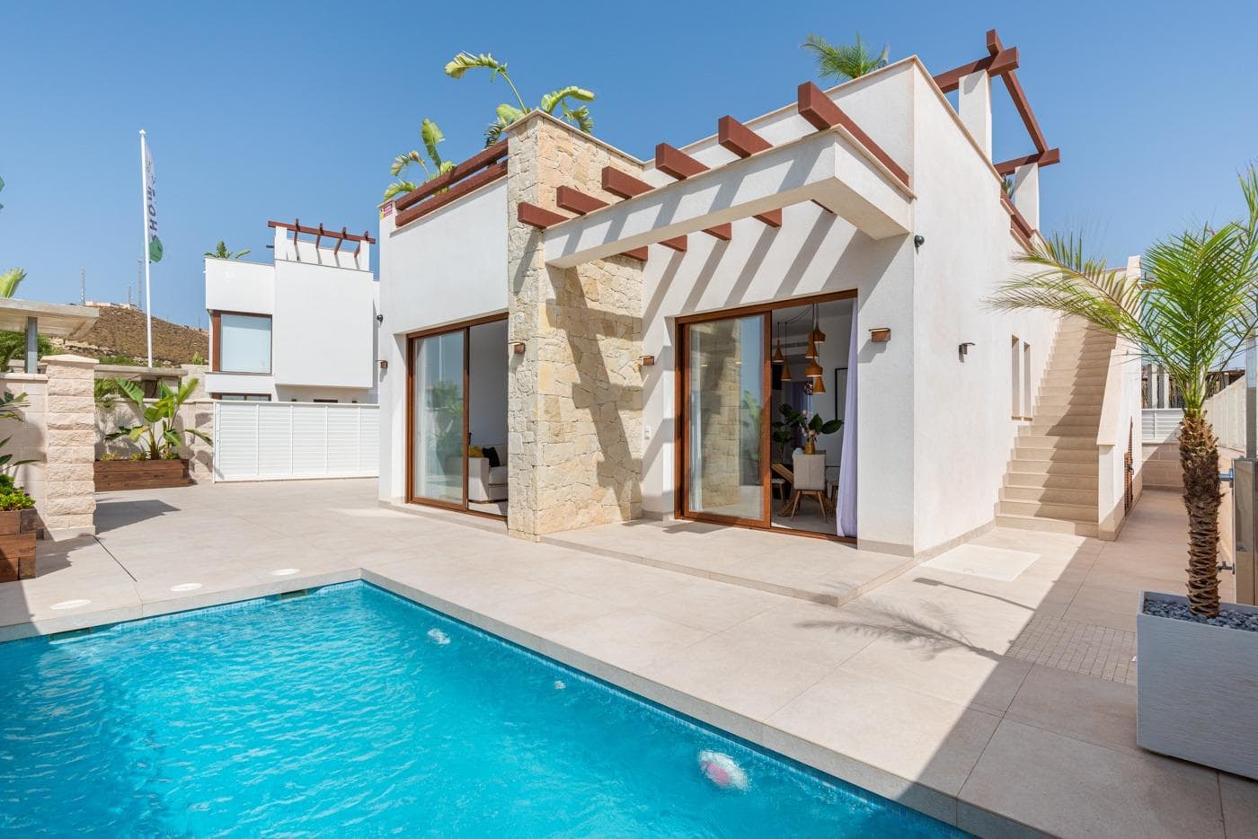 NYBYGGDE VILLAER I VERA, ALMERIA&#13;&#13; Nybygget boligområde med vakre villaer som ligger på kysten av .&#13; Almeria, Vera.&#13;&#13; Nybygg bolig med uavhengige villaer å velge mellom to modeller: dobbel høyde, med tre soverom og tre bad og 2/3 soverom med to bad, alt i én etasje.&#13;&#13; Både med basseng på 6x3 meter og på en tomt på ca 230 meter.&#13;&#13; Som et alternativ kan alle villaer ha underbygget plass mot en ekstra kostnad.&#13;&#13; Villaer som ligger kun 200 meter fra Vera-stranden.&#13;&#13; Vera er et av de beste naturiststedene i Europa, anerkjent for kvaliteten og renheten til vannet.&#13;&#13; Det tilbyr seks kilometer med strender (Las Marinas-Bolaga, Puerto Rey, El Playazo, Quitapellejos).&#13;&#13; Vera grenser til de kjente turistmålene som Mojacar og Almanzora-hulene.&#13;&#13; Boligkompleks som ligger ca 1,5 times kjøretur fra Murcia - Corvera flyplass og ca 2 timer unna Alicante flyplass.&#13;