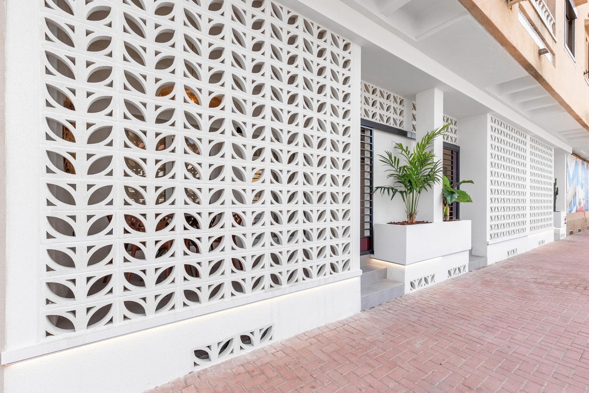 Moderne nybyggede leiligheter bare 150 meter fra sjøen i TorreviejaEksklusivt boutique-prosjekt ved strandenDette nye prosjektet tilbyr bare 3 moderne leiligheter i en privilegert beliggenhet, bare 150 meter fra Los Náufragos-stranden i Torrevieja. Eiendommen var opprinnelig en del av et næringsbygg fra 1989, men er nå fullstendig renovert og omgjort til stilige boliger med ett soverom og ett bad, designet for et moderne liv ved kysten.Moderne design og innflyttingsklar komfortHver leilighet er fullstendig renovert med topp kvalitet på finishen og leveres fullt møblert og utstyrt. Funksjoner inkluderer:Åpen kjøkkenløsning med møbler og hvitevarer inkludertDesignermøbler, belysning, gardiner, TV-apparater og dekorasjonKlimaanlegg med varme/kulde i både stue og soveromBad med møbler, speil og dusjveggTerrasse foran med plass til bord og stolerDenne nøkkelferdige løsningen sikrer at du kan nyte ditt nye hjem uten å måtte bekymre deg for innredning eller utstyr. Levering er planlagt til februar 2026, når lisenser og tilkoblinger til strøm, vann og avløp er ferdigstilt, noe som gjør det til en nesten innflyttingsklar mulighet.Førsteklasses sentral beliggenhet i TorreviejaDisse leilighetene ligger bare en kort spasertur fra sjøen og 10 minutter fra sentrum, og har en uovertruffen beliggenhet. Innen 300 meter finner du restauranter, supermarkeder, apotek, banker og offentlig transport. Torrevieja Marina ligger bare 1 km unna, og viktige tjenester som Hospital de Torrevieja og Las Habaneras kjøpesenter ligger innen rekkevidde.Enkel tilgang til viktige destinasjonerLos Náufragos-stranden: 150 mTorrevieja Marina: 1 kmVillamartín golfbane: 10 kmAlicante lufthavn: 45 kmEn livsstil ved MiddelhavetTorrevieja er et av de mest attraktive reisemålene på Costa Blanca, kjent for sine sandstrender, livlige promenade og utmerkede klima med mer enn 300 soldager i året. Enten du er på jakt etter en permanent bolig, et feriehus eller en investering, tilbyr dette boutique-prosjektet den perfekte balansen mellom komfort, stil og beliggenhet.Sikre deg din kystleilighet i dagOpplev moderne livsstil bare noen skritt fra havet. Kontakt oss nå for å avtale en visning og reservere ditt nye hjem i Torrevieja før det er for sent.