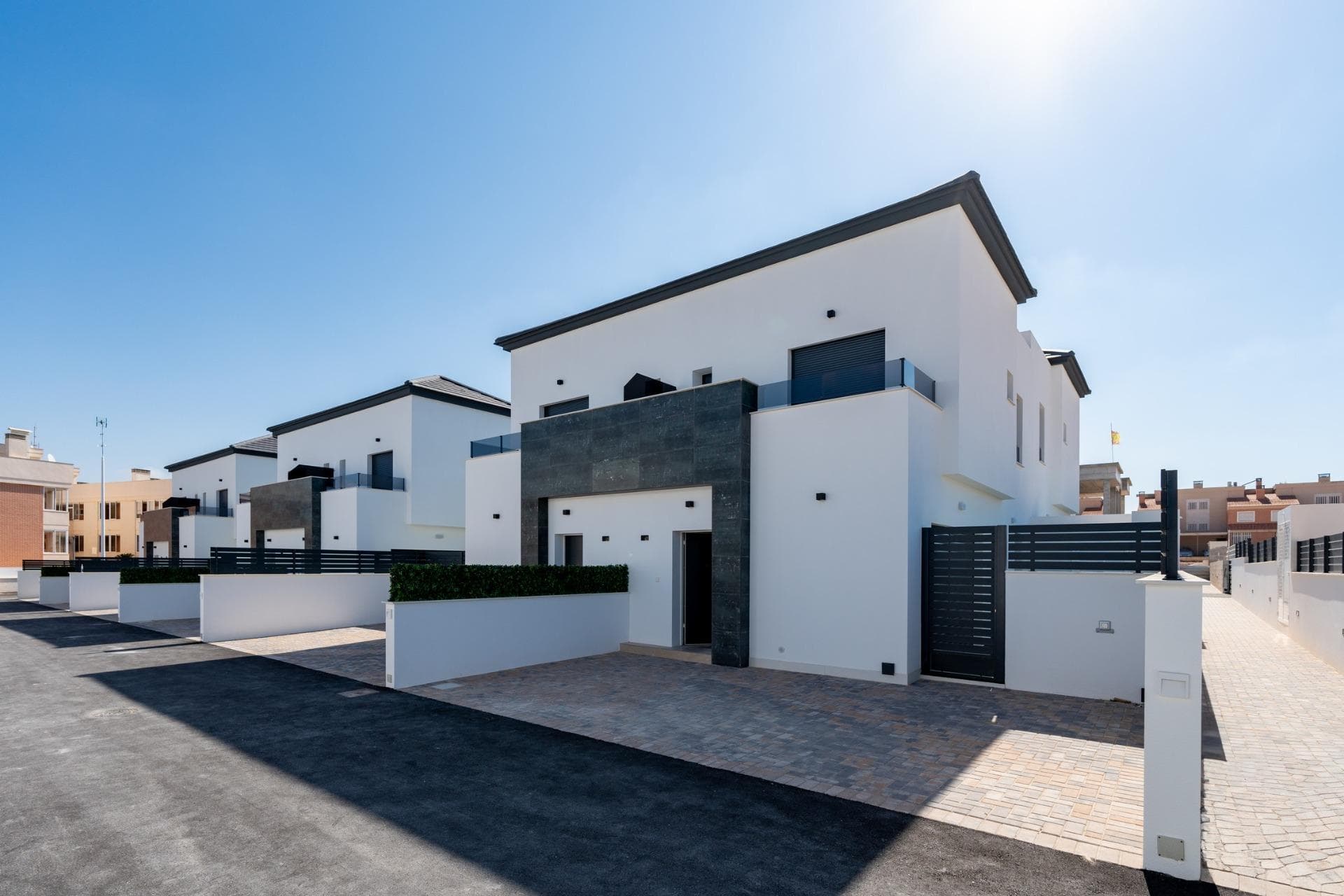 3 BEDROOM BUNGALOWS IN EXCLUSIVE RESIDENTIAL IN GRAN ALACANT!&#13;&#13; Discover this exclusive residential of bungalows from 86.28m² with a garden from 64m², and with 2 or 3 bedrooms. It is a private urbanization, which has a communal pool, garden areas and children's play area for the enjoyment of free time.&#13;&#13; The residential is located in the Cape of Santa Pola, between the mountains and the Carabassí beach. With the provision of all services, highlighting a Shopping Center a few meters away, with fashion, a wide area of ​​leisure, services and restaurants, gas station, bus stop, etc ... It borders the main road, on the one hand, and the Mediterranean Sea on its east side, with fine sandy beaches and extensive pine forests.&#13;&#13; The bungalows are on two floors, with high quality finishes, large parking spaces and terraces to enjoy the sun all year round! It is delivered with the installation of two air conditioners, a kitchen with an oven, an induction ceramic hob and an extraction hood.&#13;&#13; -12 km from Alicante-Elche International Airport&#13; -6 km from Santa Pola&#13; -23 km from Alicante&#13;&#13; Enjoy the comfort of the spaces in a privileged area!&#13;