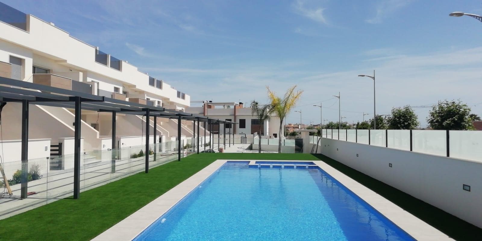 New-build residential complex of modern bungalows and townhouses in Pilar de la Horadada.&#13;&#13;The new-build townhouses have 3 bedrooms, 3 bathrooms, an open-plan kitchen with a spacious living-dining room, built-in wardrobes, and a terrace.&#13;All homes have a private parking space and storage room.&#13;&#13;Ground floor bungalows with private garden and top floor bungalows with private solarium&#13;All properties have a private parking space and storage.&#13;&#13;Pilar de la Horadada is a typical Spanish village in the most southern part of the Costa Blanca.&#13;&#13;The large main street has supermarkets, lots of shops, restaurants and bars and some lovely squares.&#13;&#13;The beautiful beaches of Torre de la Horadada and Mil Palmeras with fine sand promenade is just 5 minutes away.&#13;&#13;The airports of Corvera (Murcia) and Alicante are respectively 40 and 55 minutes away&#13;