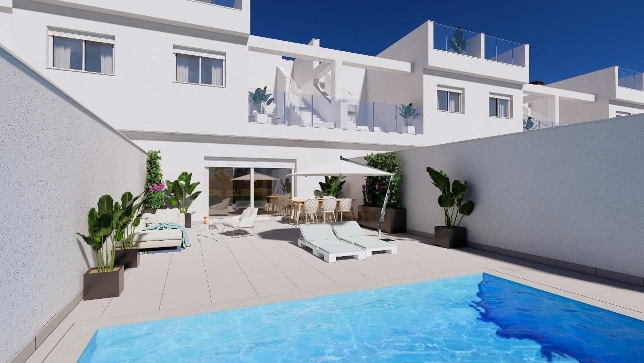 Casas adosadas de nueva construcción en primera línea de La Serena Golf en Los Alcázares&#13;&#13;Ubicación privilegiada junto al campo de golf y el mar&#13;Descubra una exclusiva urbanización de 31 casas adosadas de nueva construcción situadas en primera línea de La Serena Golf en Los Alcázares, a solo 600 m del Mar Menor. Situada en el corazón de la Costa Cálida, esta privilegiada ubicación combina golf, playa y estilo de vida mediterráneo. Con todos los servicios cerca y un excelente acceso por carretera, es el lugar ideal tanto para vacaciones como para vivir todo el año.&#13;&#13;Viviendas modernas con piscina privada y solárium en la azotea&#13;Cada vivienda cuenta con un elegante diseño contemporáneo y espacios interiores luminosos. Las viviendas están distribuidas en tres niveles más un solárium en la azotea, lo que ofrece el máximo confort y privacidad:&#13;Sótano con garaje privado para 2 coches y acceso a un patio&#13;Planta baja con salón y cocina diáfanos que dan a un jardín y una piscina privada, 1 dormitorio y 1 baño&#13;Primera planta con 2 dormitorios, 1 baño y 2 terrazas&#13;Solárium en la azotea con cocina de verano, ideal para relajarse y disfrutar de las vistas panorámicas&#13;&#13;La orientación este y oeste garantiza una excelente luz natural y la posibilidad de disfrutar del aire libre durante todo el día.&#13;&#13;Acabados de alta calidad y comodidad&#13;Estas viviendas están construidas con los más altos estándares de calidad y ofrecen características premium, entre las que se incluyen:&#13;Piscina privada&#13;Garaje subterráneo para 2 coches con puerta motorizada&#13;Sistema de agua caliente aerotérmica&#13;Aire acondicionado por conductos totalmente instalado&#13;Cocina amueblada y equipada&#13;Baños totalmente equipados con muebles, espejos y mamparas de ducha&#13;Puerta de entrada de seguridad&#13;&#13;Viva entre el mar y la calle&#13;Situada en medio de exuberantes paisajes mediterráneos, esta exclusiva comunidad ofrece una vida tranquila junto al campo de golf Serena, un reconocido campo de 18 hoyos rodeado de naturaleza y tranquilos lagos. Las cálidas y poco profundas aguas del Mar Menor son perfectas para nadar y disfrutar de deportes acuáticos como la vela, el paddle surf y el kayak durante todo el año.&#13;&#13;Distancias clave:&#13;Playa (Mar Menor): 600 m&#13;La Serena Golf: junto al complejo&#13;Centro de Los Alcázares: 2 km&#13;Cartagena: 22 km&#13;Ciudad de Murcia: 40 km&#13;Aeropuerto de Murcia: 30 km&#13;Aeropuerto de Alicante: 90 km&#13;&#13;Asegúrese su estilo de vida mediterráneo&#13;Tanto si busca una residencia permanente, una casa de vacaciones o una inversión rentable, estas viviendas ofrecen lujo, comodidad y un estilo de vida costero superior.&#13;Póngase en contacto con nosotros hoy mismo para concertar una visita y asegurarse su nueva vivienda en Los Alcázares.&#13;