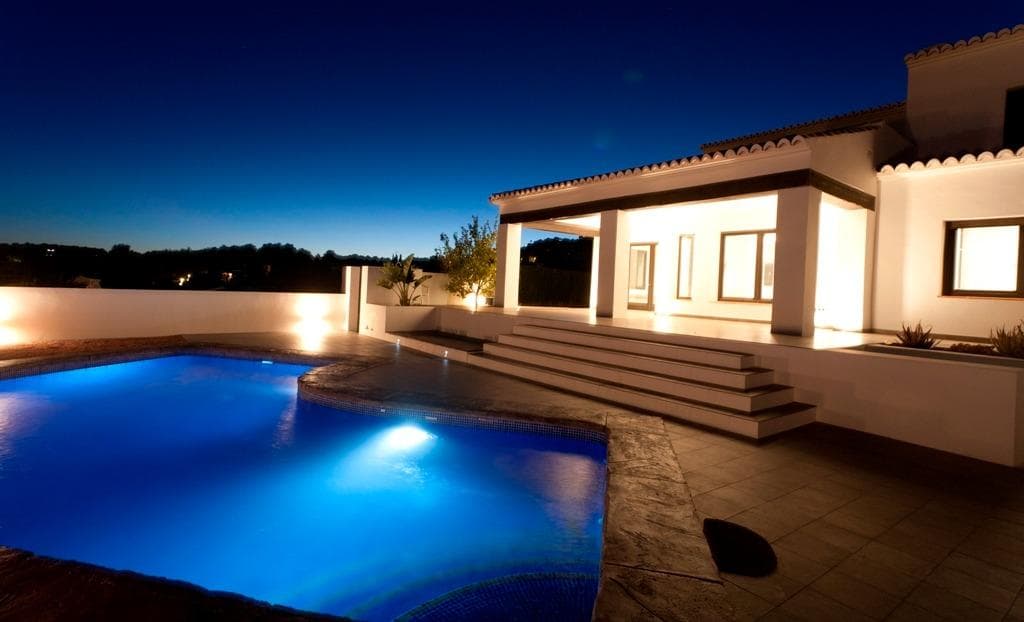Villa i middelhavsstil med havutsikt til salgs i Moraira, Costa Blanca&#13;&#13;Elegant villa med panoramautsikt over havet&#13;Denne vakre villaen i middelhavsstil til salgs i Moraira (Costa Blanca, Alicante) tilbyr fantastisk utsikt over Cape Moraira, havet og den omkringliggende kystlinjen. Eiendommen ligger på en åskam og nyter total privatliv og ro, samtidig som den ligger bare 2 km fra det livlige sentrum av Moraira, med sine gylne strender, supermarkeder, restauranter og kafeer. Villaen er bygget på en nesten flat tomt på 897 m2 og tilbyr eksepsjonell komfort, vakre uterom og fantastisk utsikt fra alle hovedrommene.&#13;&#13;Romslig planløsning over to etasjer&#13;Villaen er fordelt på to etasjer som er designet for å maksimere naturlig lys og havutsikt.&#13;&#13;I første etasje er det en lys stue/spisestue med peis, et rom som er klargjort for installasjon av et moderne kjøkken og vaskerom (forhåndsinstallert rørleggerarbeid og elektrisitet), og et komplett bad med dusj.&#13;Denne etasjen har også en tilknyttet, men uavhengig gjesteleilighet med egen inngang, bestående av en stue-spisestue som kan fungere som en master suite, et soverom, et bad og et ekstra rom som er forberedt for et omkledningsrom eller eget bad. Inngangen til leiligheten har en vakkert restaurert massiv tredør, som gir autentisk middelhavsjarm.&#13;&#13;I øverste etasje, som nås via en intern trapp, finner du to komfortable soverom, et bad og en stor solterrasse med spektakulær havutsikt – perfekt for å slappe av eller nyte solnedgangen.&#13;&#13;Uteliv og middelhavsjarm&#13;Villaens eksteriør er designet for å nyte middelhavslivet til det fulle, med romslige terrasser, et unikt formet privat basseng med utendørs dusj og en lettstelt hage med automatisk vanning. Det er god plass til å spise ute, sole seg og underholde familie og venner.&#13;&#13;Høy kvalitet og finish&#13;Denne eiendommen tilbyr moderne komfort kombinert med middelhavskarakter, inkludert&#13;Aluminiumsvinduer med trefinish og doble vinduer&#13;Motoriserte persienner og myggnett i soverommene&#13;Innebygde garderober med skyvedører&#13;Sentralvarme med radiatorer&#13;Justerbar innvendig belysning&#13;Motorisert skyveport for biler og fotgjengere&#13;Privat parkering på tomten&#13;&#13;Førsteklasses beliggenhet nær viktige fasiliteter&#13;Moraira sentrum og strender: 2 km&#13;La Sella golfbane: 15 km&#13;Moraira havn: 2 km&#13;Kjøpesentre: 5 km&#13;Alicante internasjonale lufthavn: 90 km&#13;&#13;Opplev det beste av middelhavslivet&#13;Denne eksepsjonelle villaen kombinerer privatliv, eleganse og fantastisk havutsikt på en av Costa Blancas mest attraktive beliggenheter. Kontakt oss i dag for å avtale visning eller for å be om mer informasjon om dette vakre hjemmet i Moraira.&#13;