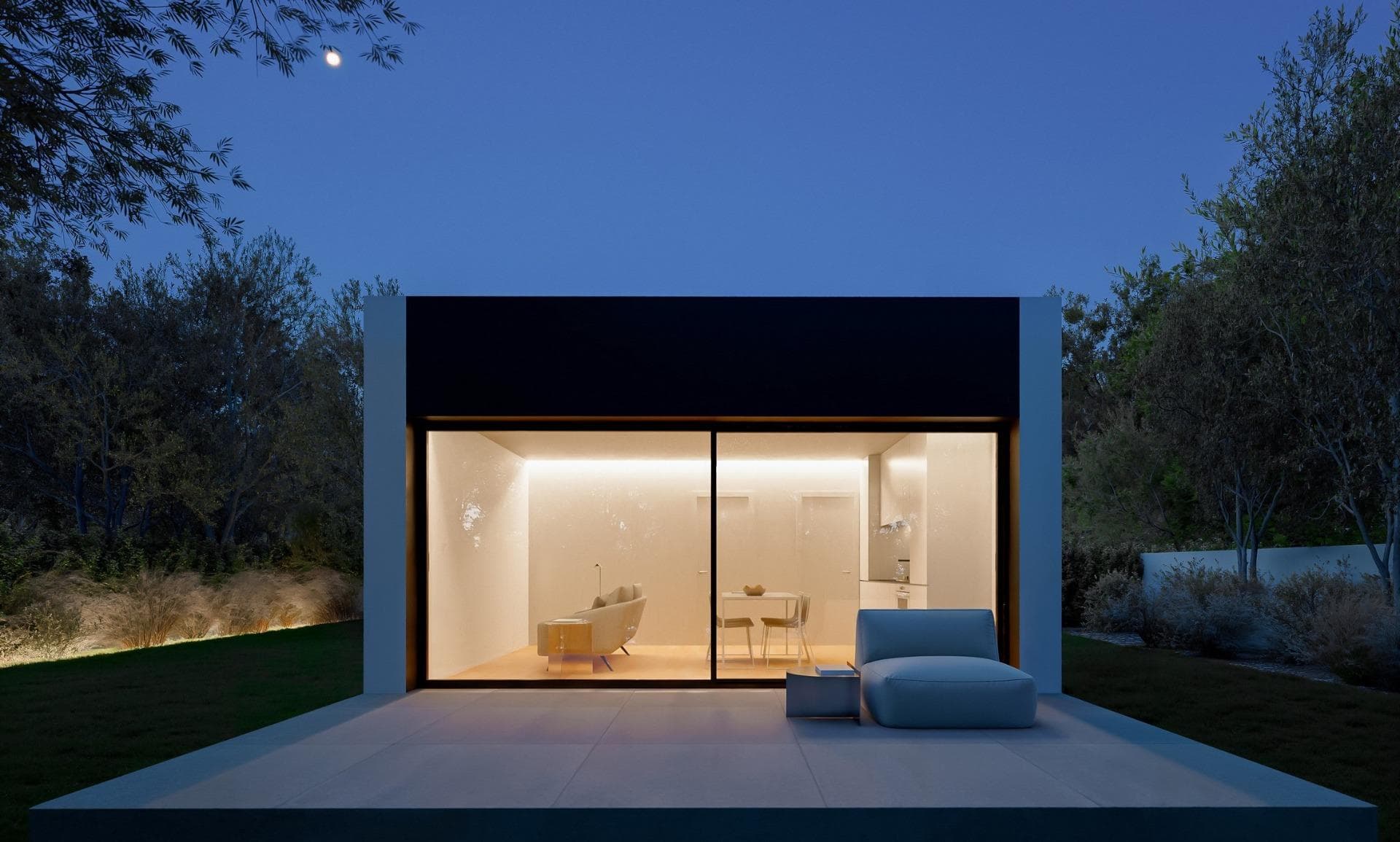 Nybyggede frittliggende villaer i Alfaz del Pi nær Albir-strandenEksklusivt boligprosjekt i Alfaz del PiDette eksklusive nybyggede boligprosjektet består av 19 frittliggende villaer i Alfaz del Pi, i et moderne og godt planlagt boligområde omgitt av moderne boliger av høy kvalitet. Prosjektet ligger omtrent 5 km fra Middelhavet og har en privilegert beliggenhet mellom kysten og Alicante-fjellkjeden, og tilbyr et fredelig miljø med gode transportforbindelser. Det er et ideelt valg for permanent opphold, som fritidsbolig eller som en smart investering på Costa Blanca.En privilegert beliggenhet mellom sjø og fjellAlfaz del Pi er kjent for sin avslappede livsstil, internasjonale samfunn og utmerkede livskvalitet. Kommunen tilbyr en perfekt balanse mellom natur og tjenester, med Sierra Helada naturpark i nærheten og den vakre Albir-stranden bare noen minutter unna. Benidorm ligger bare 10 minutter unna med bil, og tilbyr et bredt utvalg av kjøpesentre, restauranter, fritidsaktiviteter og temaparker som Terra Mitica og Aqualandia. Området tilbyr også golfbaner, vannsport, kulturelle aktiviteter og et mildt middelhavsklima hele året.Gjennomtenkt design og utforming av fellesarealerBoligkomplekset er fordelt på to nivåer for å tilpasse seg terrenget på en naturlig måte. Det øvre nivået er helt dedikert til boligene og fellesarealene, noe som skaper et trygt og rolig miljø for fotgjengere. Det nedre nivået rommer parkeringsplasser, boder og tekniske områder, som er diskret integrert i designet. Denne separasjonen sikrer privatliv, ro og en bilfri opplevelse i boligområdet.Moderne villaer med private hagerVillaene er fordelt på ett plan og har ett eller to soverom med ett bad. Hver bolig har et moderne design med rene linjer, store vinduer og egen inngang. Romslige terrasser på ca. 17 m2 går sømløst over i oppholdsrommene, mens de private hagene varierer fra 46 m2 til 200 m2, ideelt for utendørsaktiviteter. Alle boliger har én privat parkeringsplass, med bod som ekstrautstyr.Fellesarealer og kvalitetsspesifikasjonerBeboerne kan nyte et vakkert designet felles svømmebasseng med solarium, omgitt av anlagte hager som skaper en rolig og innbydende atmosfære. Boligene har et fullt utstyrt kjøkken i matt hvit finish med svart benkeplate, klimaanlegg med split-enheter, aerotermisk system for varmt vann, forsterket sikkerhetsdør og bad med innredning og dusjvegger. En heis forbinder parkeringsnivået med boligområdet for ekstra bekvemmelighet.Viktige avstanderAlbir-stranden ligger omtrent 5 km unna. Benidorm ligger 6 km unna. Alicante by ligger 49 km unna. Alicante lufthavn ligger rundt 62 km unna. Flere golfbaner ligger innenfor 15 til 20 km.Ditt nye hjem på Costa Blanca venterNyt privatliv, moderne design og en eksepsjonell beliggenhet i Alfaz del Pi. Kontakt oss i dag for mer informasjon eller for å avtale visning av disse eksklusive nybyggede villaene.