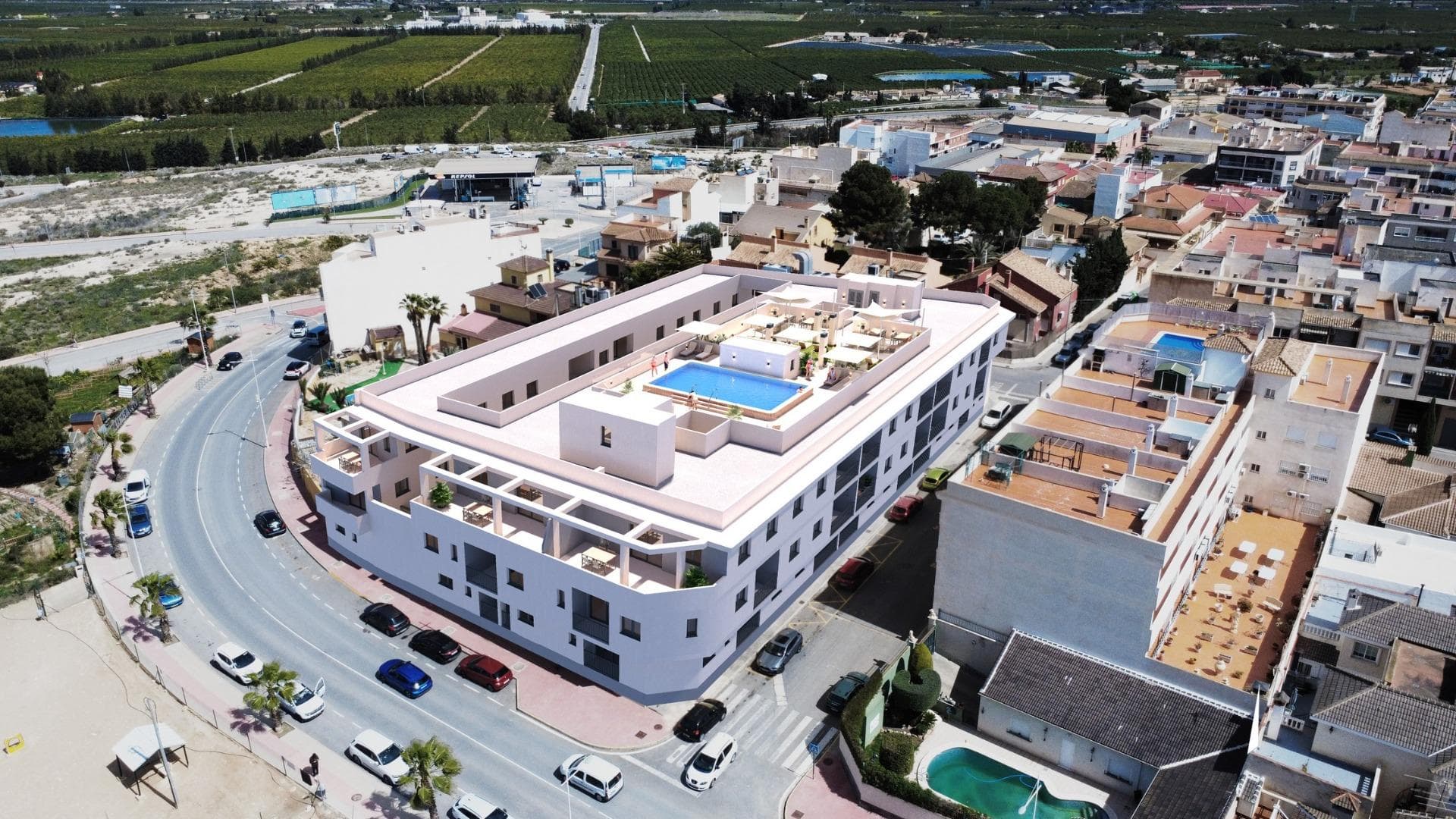 Modernos apartamentos de nueva construcción en el centro de San Miguel de SalinasVida contemporánea en un entorno mediterráneo saludableSituada en la encantadora localidad de San Miguel de Salinas, a solo 10 km del mar Mediterráneo, esta nueva promoción residencial ofrece el equilibrio perfecto entre el confort moderno y el entorno natural. La zona es conocida por sus salinas cercanas y su excepcional microclima, considerado uno de los más saludables de Europa. Esta tranquila pero animada localidad permite a sus residentes disfrutar del auténtico estilo de vida mediterráneo, a la vez que se encuentra a poca distancia de tiendas, restaurantes, supermercados y todos los servicios esenciales.San Miguel de Salinas se encuentra ligeramente hacia el interior de la Costa Blanca Sur, lo que ofrece vistas despejadas, aire fresco y fácil acceso a playas, campos de golf y zonas comerciales.Apartamentos elegantes diseñados para ofrecer comodidad y eficienciaEl proyecto consta de dos modernos edificios separados por una zona ajardinada comunitaria. Hay un total de 56 apartamentos contemporáneos disponibles con 1, 2 o 3 dormitorios, cada uno con terraza privada. Todas las viviendas han sido diseñadas pensando en la comodidad, la estética y la eficiencia energética, utilizando materiales de alta calidad y modernos sistemas de aislamiento.Cada apartamento incluye:Puerta de entrada blindadaCuartos de baño con tocadoresPreinstalación de aire acondicionado por conductosCertificado energético de clase ALa distribución y orientación de las viviendas garantizan la luz natural durante todo el día, creando interiores luminosos y acogedores, ideales tanto para vivir de forma permanente como para pasar las vacaciones.Excepcionales zonas comunes para el relax y la vida socialLa zona común de la planta baja está diseñada como el corazón social de la urbanización, rodeada de jardines, zonas de descanso, aparcamiento para bicicletas y un parque infantil. Es un punto de encuentro ideal para residentes de todas las edades.En la azotea, le espera una impresionante zona de ocio de 350 m2. Este espacio incluye una piscina de 70 m2 con una zona separada para niños, pérgolas, tumbonas y zonas de sombra, lo que permite a los residentes relajarse mientras disfrutan de unas vistas panorámicas. Se puede acceder fácilmente a la azotea mediante uno de los tres ascensores y cuenta con instalaciones sanitarias para mayor comodidad.Excelente ubicación cerca de los principales puntos de interésPlayas mediterráneas a 10 kmCentro comercial Zenia Boulevard a 9 kmVillamartin Golf a 6 kmLas Colinas Golf a 8 kmPuerto deportivo de Torrevieja a 12 kmAeropuerto de Alicante a 60 kmAeropuerto de Murcia Corvera a 55 kmUna inversión inteligente en la Costa Blanca SurEste complejo residencial combina una arquitectura moderna, acabados de calidad y una ubicación céntrica privilegiada, lo que lo convierte en una excelente opción para vivir, disfrutar de las vacaciones o invertir en alquiler.Póngase en contacto con nosotros hoy mismo para obtener más información o concertar una visita a estos modernos apartamentos en San Miguel de Salinas.