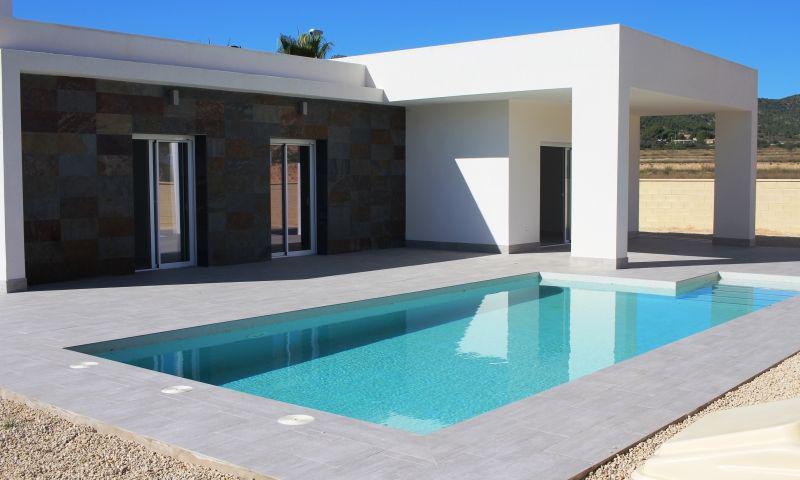 VILLA ENTRE MAR Y MONTAÑA&#13;&#13; Fantastico Chalet de Obra nueva construido sobre una parcela de 500m2 en La Romana.&#13; El chalet tiene una superficie construida de 134.45m2, en una sola planta, con un porche de 18.75m2, un salón-comedor-cocina de 39.80m2, 3 dormitorios, 2 baños, una galerí­a.&#13;&#13; Incluido en el precio:&#13;&#13; Electrodomésticos: vitrocerámica, horno, extractor, lavavajillas, frigorí­fico y lavadora.&#13; Aire acondicionado con bomba de calor, instalación + máquina&#13; Baños con mueble de baño con espejo, mampara y griferí­a&#13; Cocina con muebles blancos y granito nacional&#13; Led interior en toda la vivienda y en el porche&#13; Doble acristalamiento, puertas interiores y armarios empotrados blancos.&#13; Pavimento alrededor de la vivienda y piscina y zona de aparcamiento de vehí­culo, grava, céspes y plantas.&#13; Puerta de vehí­culos puerta automática y puerta peatonal.&#13; Piscina&#13;&#13; Si buscas un entorno tranquilo, cerca de pueblos tipicos españoles, rodeado de montañas y a unos 30 minutos del mar, esta es tu casa!&#13;