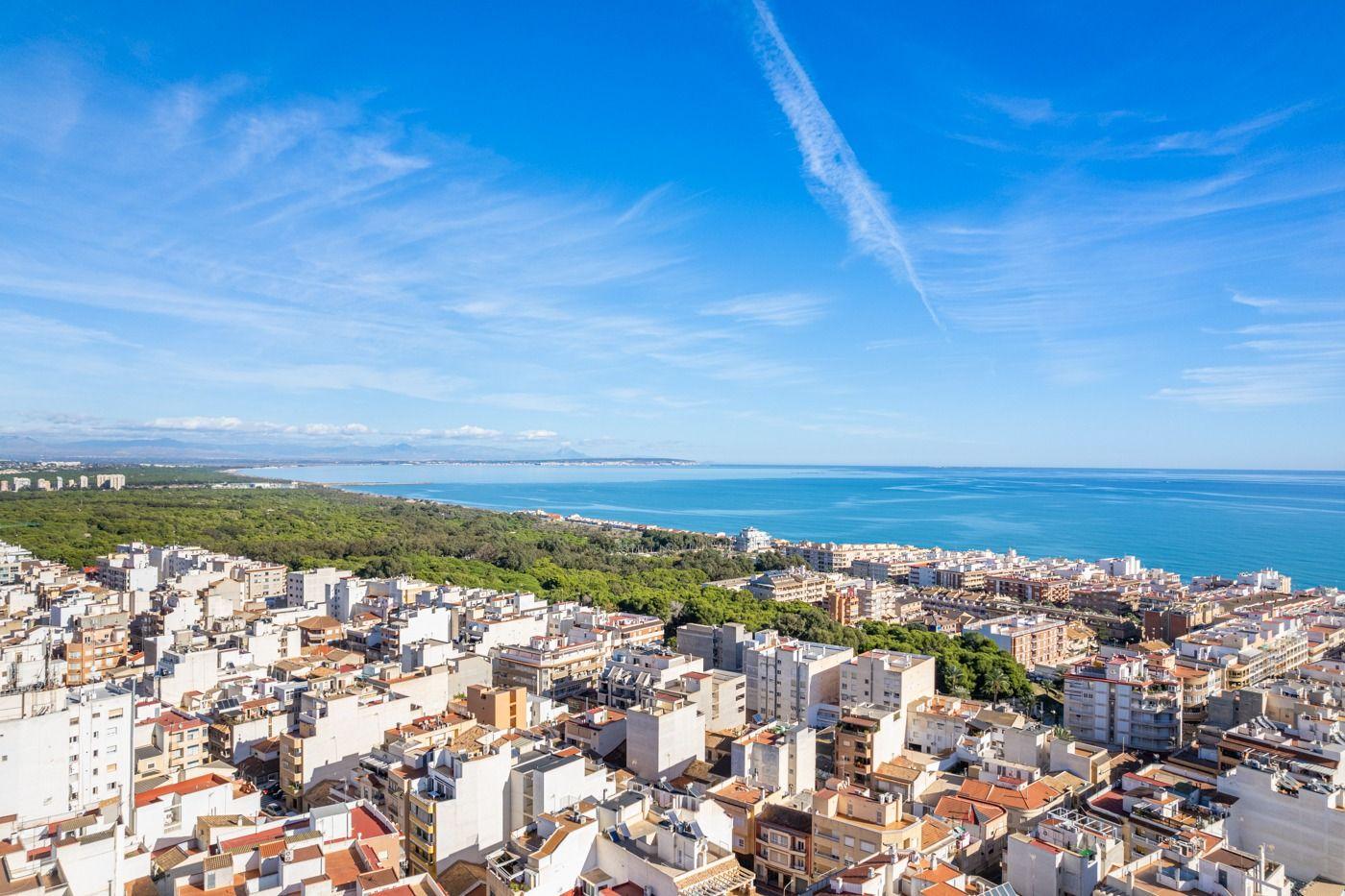 BOLIG I MODERNE KYSTBYBYGG

 Mindre enn 500 meter fra stranden har bygningen et moderne design i hjertet av Guardamar del Segura, en av kystbyene med flere meter med strender på Costa Blanca. Et idyllisk sted hvor du kan tilbringe de beste sommerferiene eller bo hele året. Denne byen er rik på gastronomi, et bredt utvalg av barer og restauranter fyller menyene med typiske retter og et bredt utvalg av interessante steder, naturparker og fritidsområder som passer for alle.
 Bygget har totalt 12 boliger, fordelt på 4 etasjer. Husene har 2 og 3 soverom og 2 bad, store terrasser som vender mot utsiden og stor amplitude i alle rom. Alle boliger har eget solarium og bod. Bygningen har et boblebad i første etasje, underjordisk parkering og en kommersiell plass.