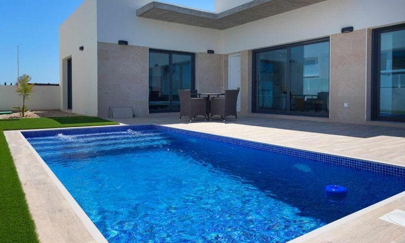 EL ESTILO DE VIDA MEDITERRÁNEO TODO EN UN NIVEL&#13;&#13;El pueblo de Daya Nueva es la combinación perfecta entre un estilo de vida rural tranquilo y confortable y las vibrantes zonas costeras de la Costa Blanca a un corto trayecto en coche.&#13;&#13;Esta promoción de villas semi independientes y independientes de obra nueva ha sido diseñada con toda la atención al detalle y construido con un alto nivel de detalles. Todas las villas tendrán su propia piscina privada.&#13;&#13;TU PROPIO ESPACIO PARA VIVIR, TODO A UN NIVEL&#13;Se ha incorporado un enfoque luminoso, fresco y moderno en el diseño.&#13;&#13;Ubicadas en un pequeño pueblo en el sur de la provincia de Alicante. El pueblo se llama Daya Nueva.&#13;&#13;Villas de nueva construcción en una sola planta en la parte nueva de Daya Nueva. A pocos minutos andando del centro del pueblo. La propiedad consta de 3 dormitorios, 2 baños y una piscina privada de 18m2. Salón / comedor con techo de doble altura, cocina abierta, luz natural y opción para solarium con un coste extra. El dormitorio principal tiene opción de walk in closet y baño en suite.&#13;&#13;Situado en una zona residencial nueva y tranquila, a unos 10 minutos de la playa de La Marina del Pinet y Guardamar del Segura. Fácil acceso a la autopista A-70 y aproximadamente a 25 minutos del aeropuerto internacional de Alicante.&#13;
